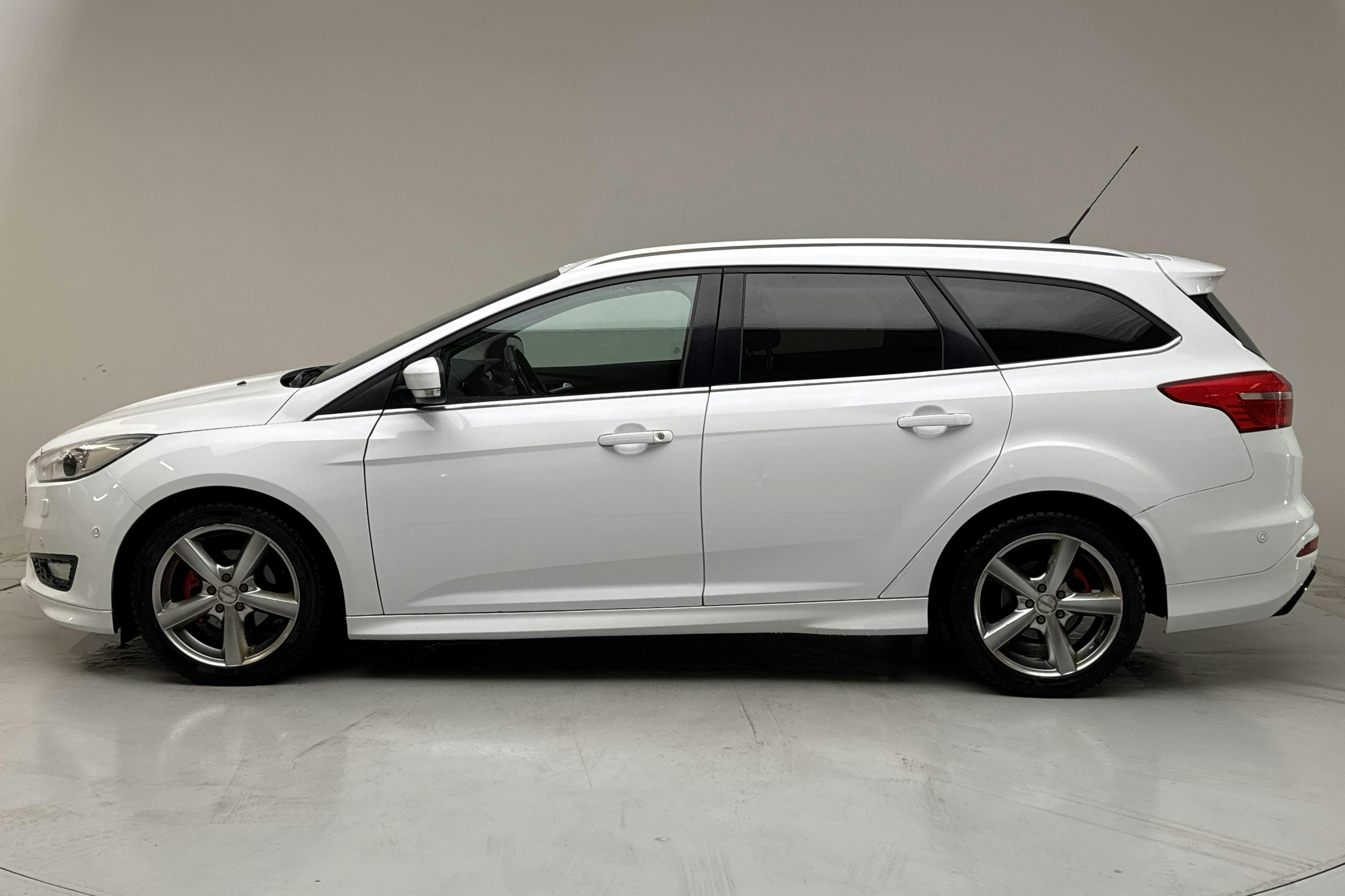 Presentation photo 2 of 12: Ford Focus 1.0 EcoBoost Kombi (100hk) - 123 720 km - Manual - white - 2015