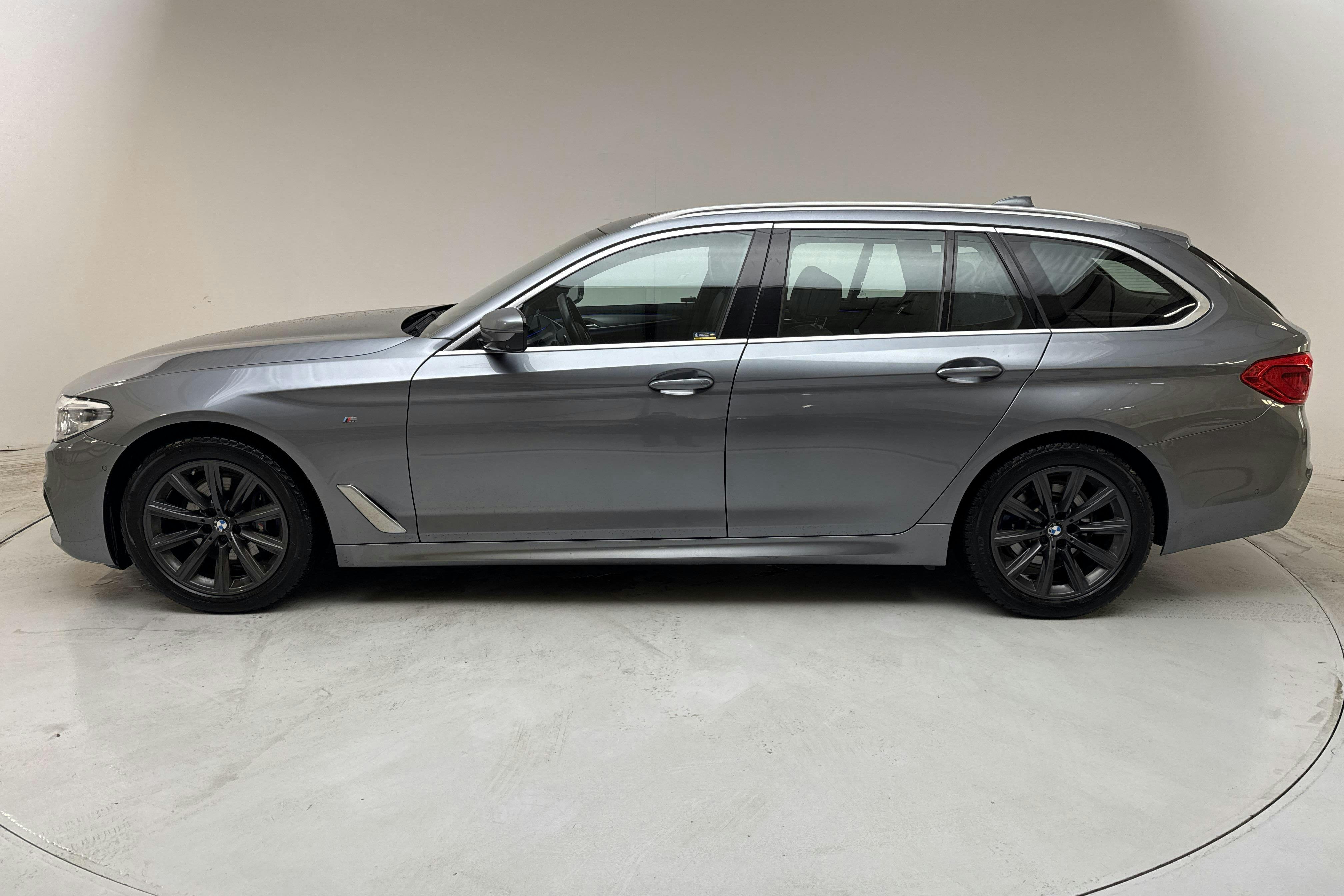 Presentation photo 2 of 17: BMW 530d xDrive Touring, G31 (265hk) - 220 000 km - Automatic - blue - 2019