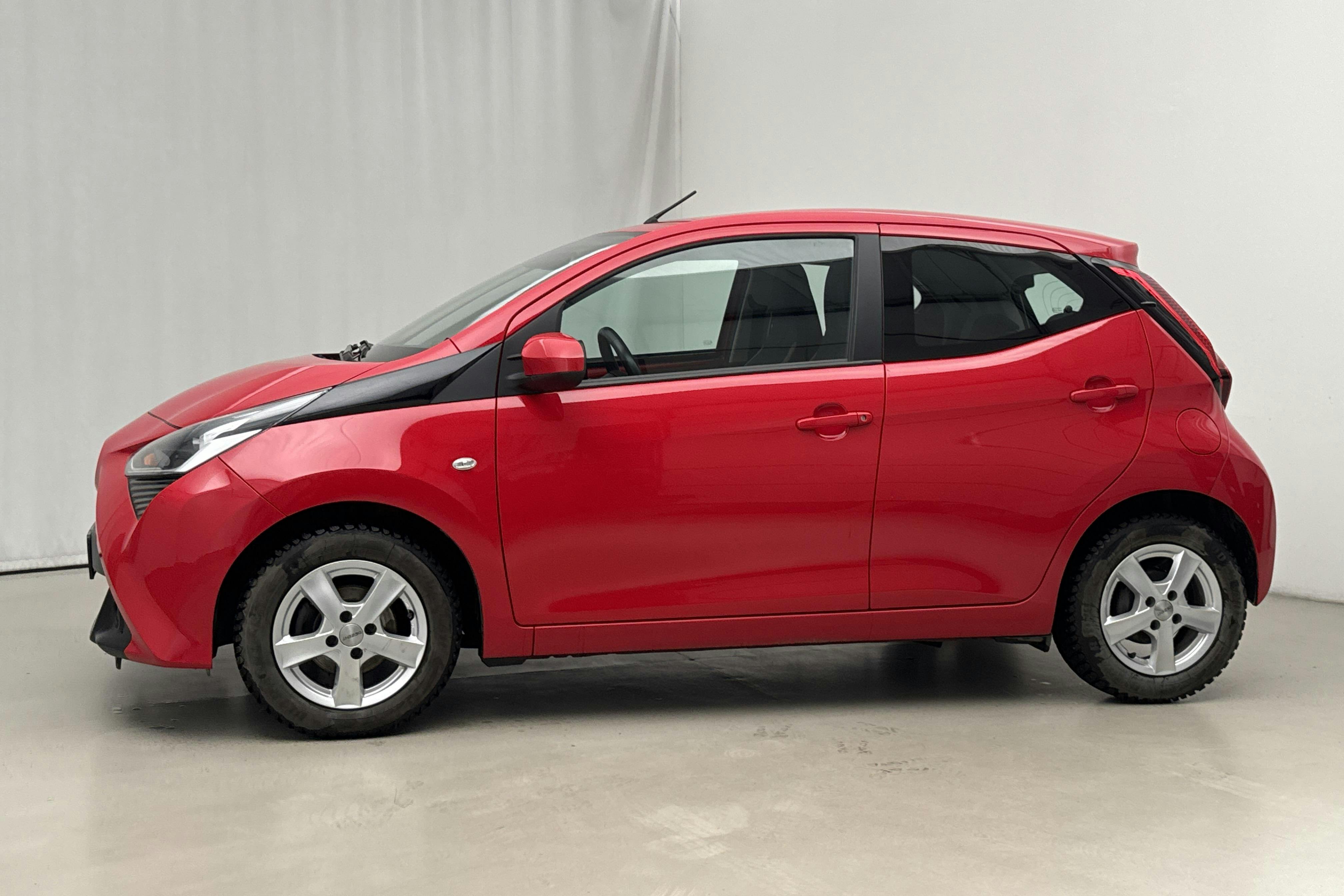 Presentation photo 2 of 20: Toyota Aygo 1.0 5dr (72hk) - 24 780 km - Manual - red - 2019