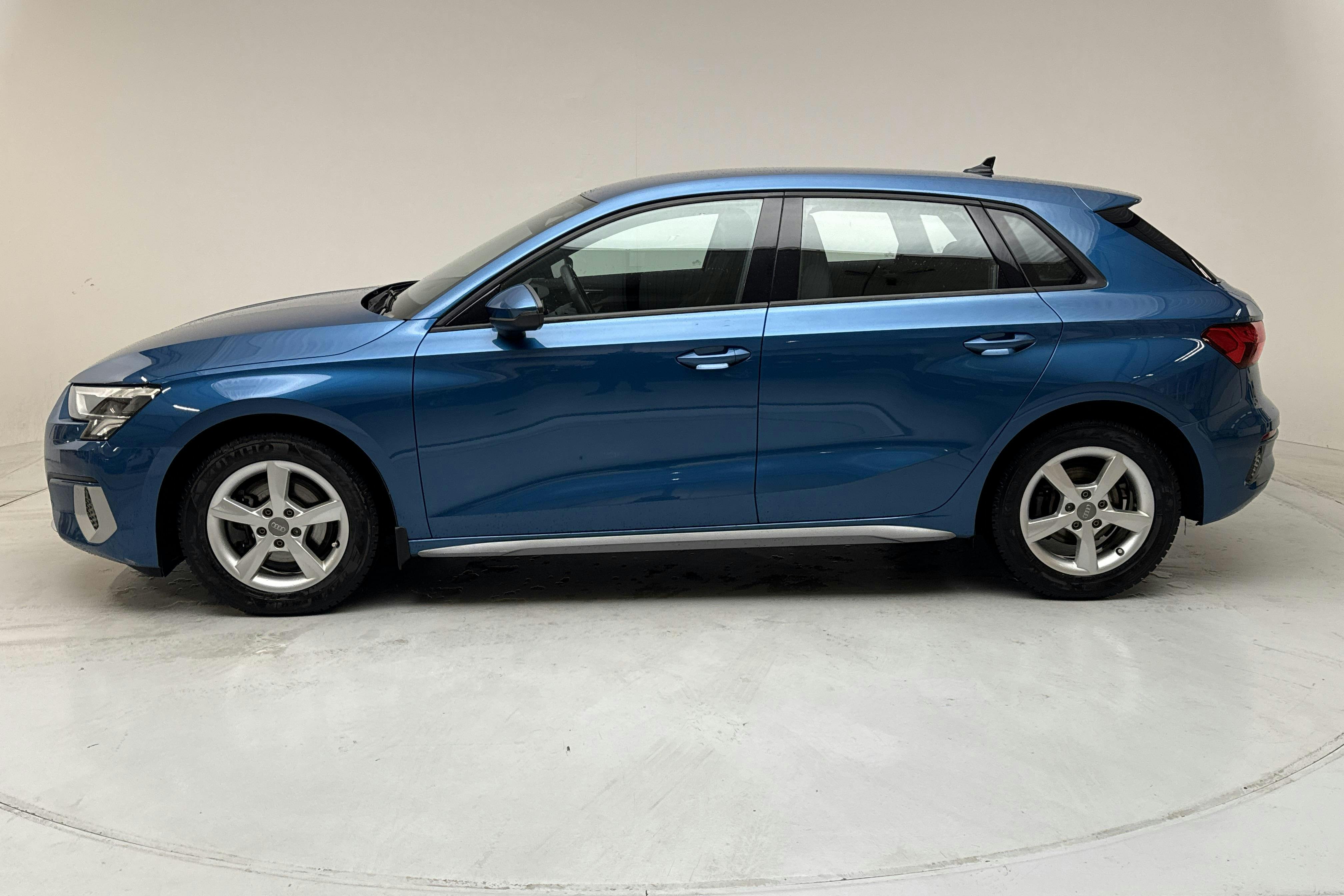 Presentation photo 2 of 13: Audi A3 Sportback 35 TFSI (150hk) - 31 480 km - Automatic - blue - 2021