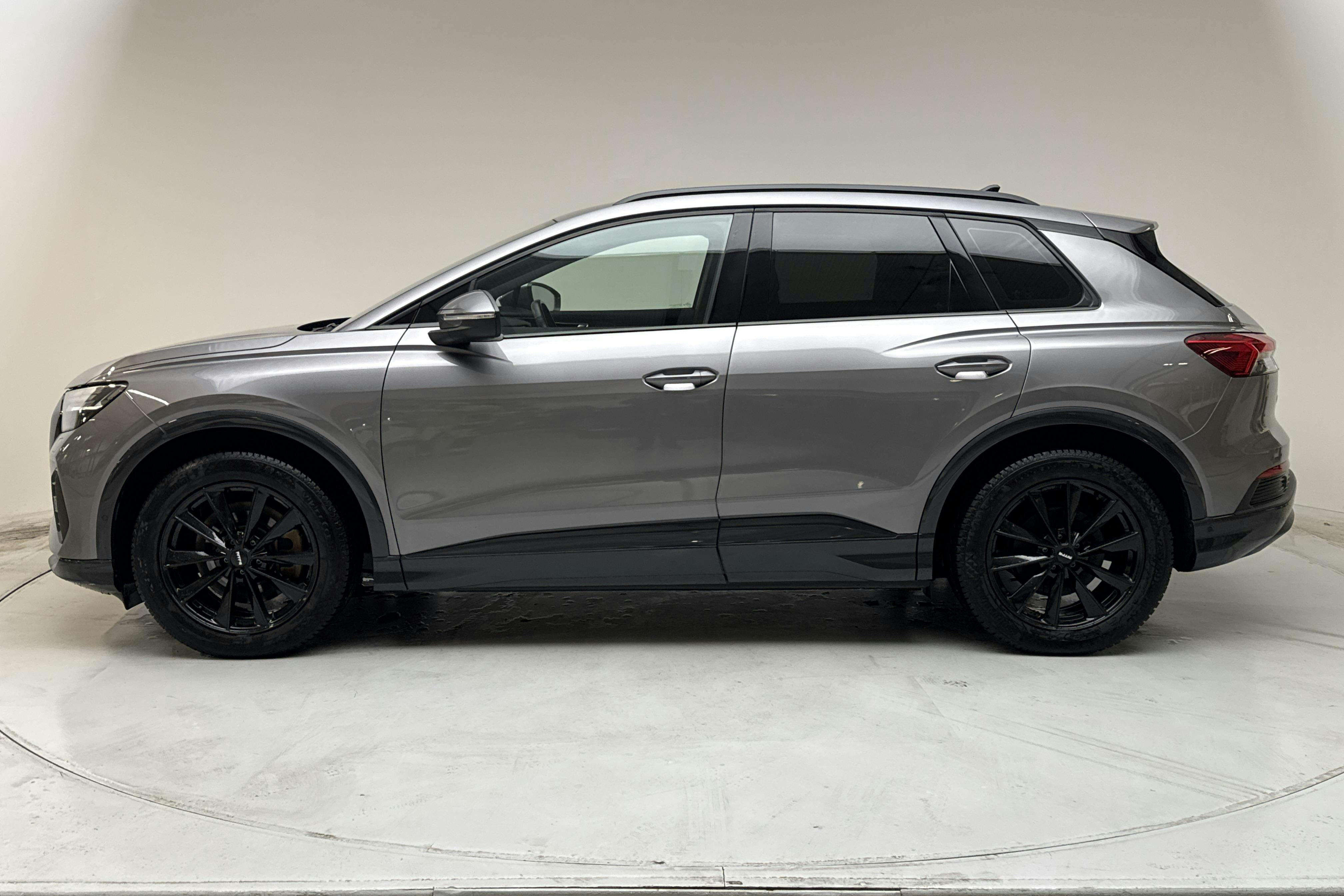 Presentation photo 2 of 20: Audi Q4 40 e-tron 77kWh (204hk) - 98 140 km - Automatic - gray - 2023