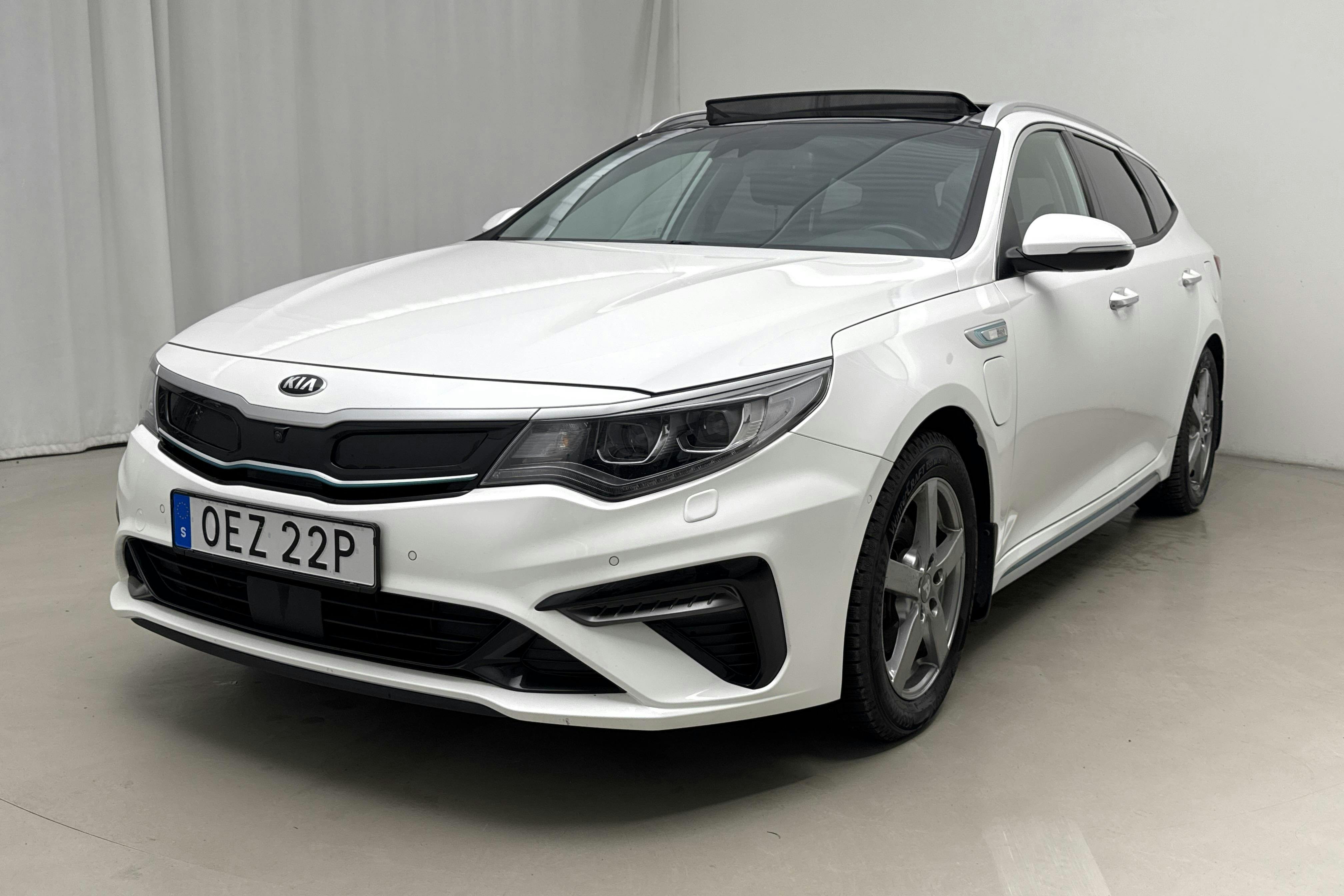Presentation photo 1 of 24: KIA Optima 2.0 GDi Plug-in Hybrid SW (205hk) - 121 230 km - Automatic - white - 2019