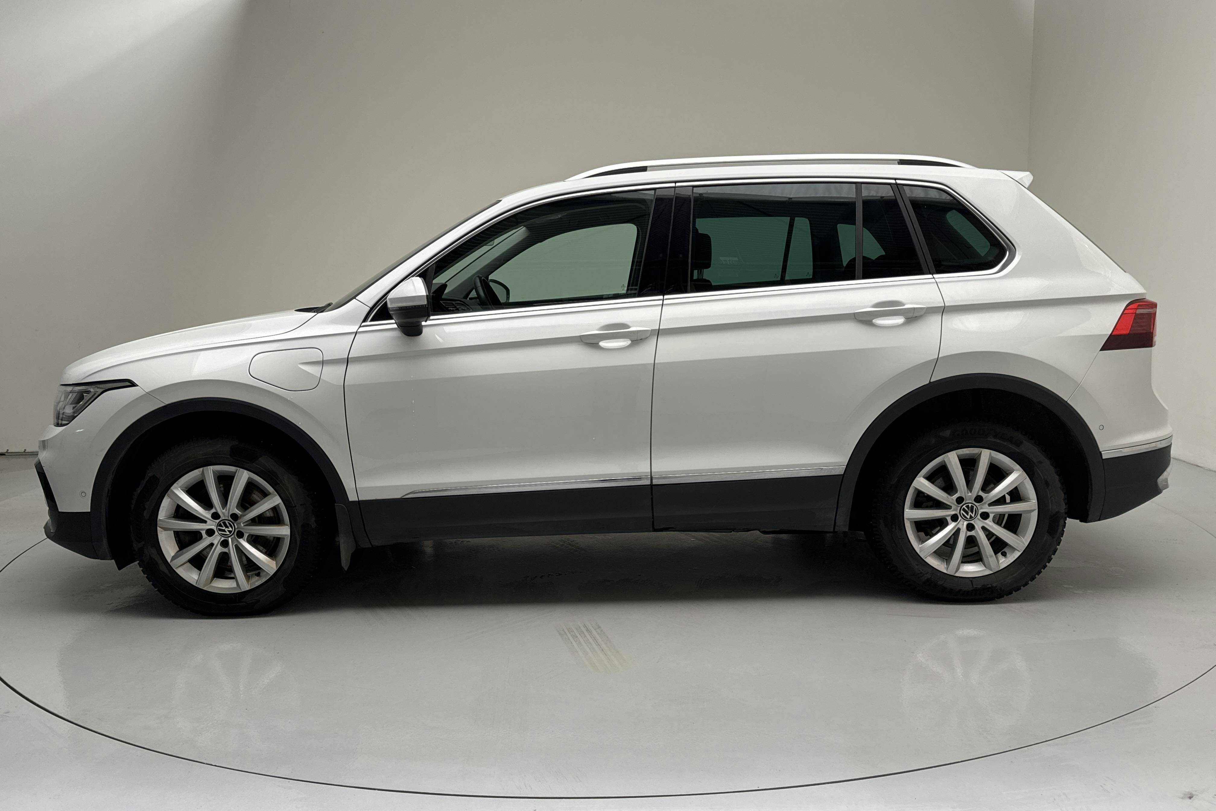 Presentation photo 2 of 17: VW Tiguan 1.4 TSI eHybrid (245hk) - 66 500 km - Automatic - white - 2024