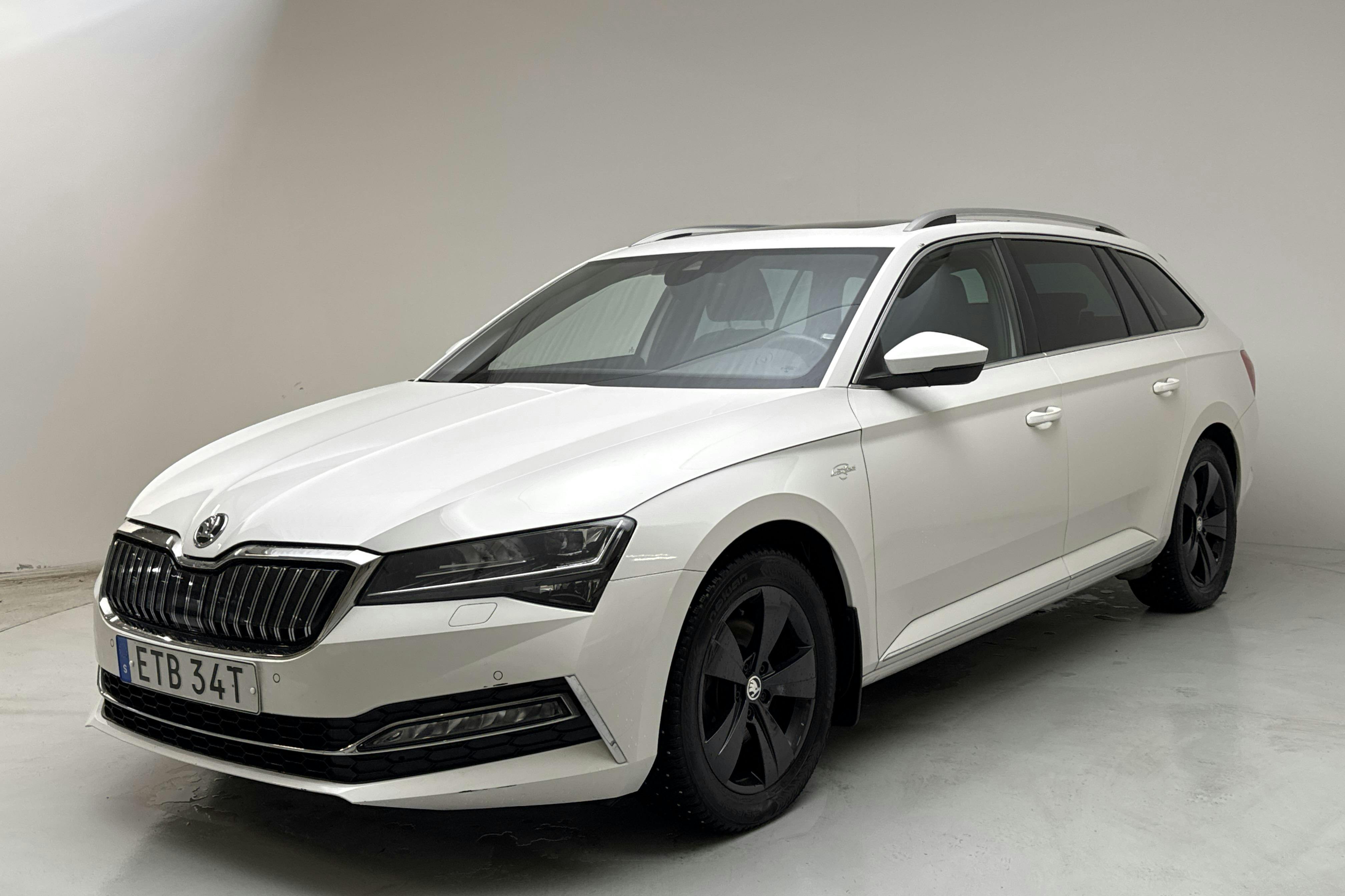Presentation photo 1 of 18: Skoda Superb 1.4 TSI PHEV Kombi (218hk) - 89 160 km - Automatic - white - 2021