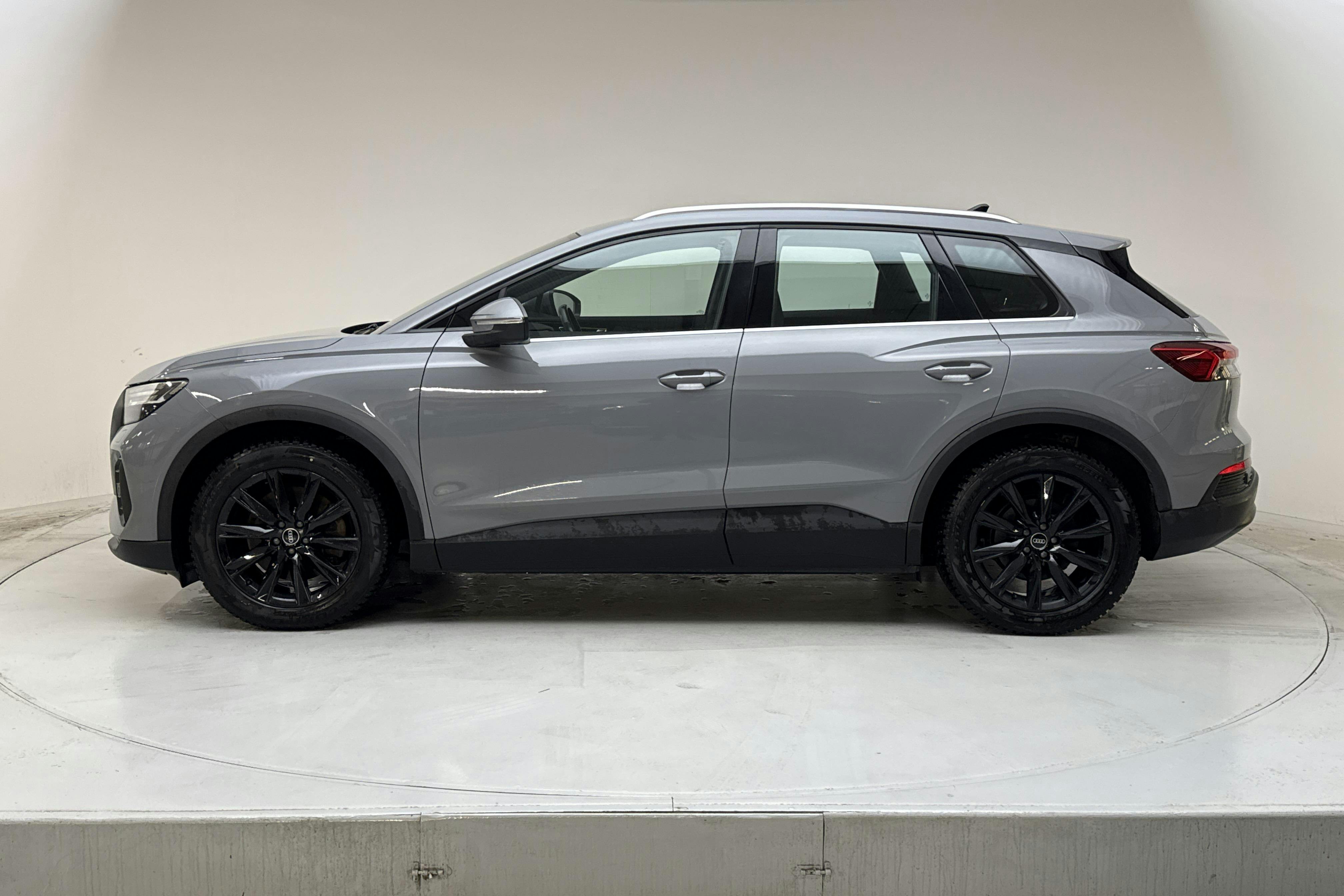 Esitlusfoto 2 aadressil 19: Audi Q4 45 e-tron quattro 77kWh (265hk) - 139 870 km - Automaatne - hall - 2023