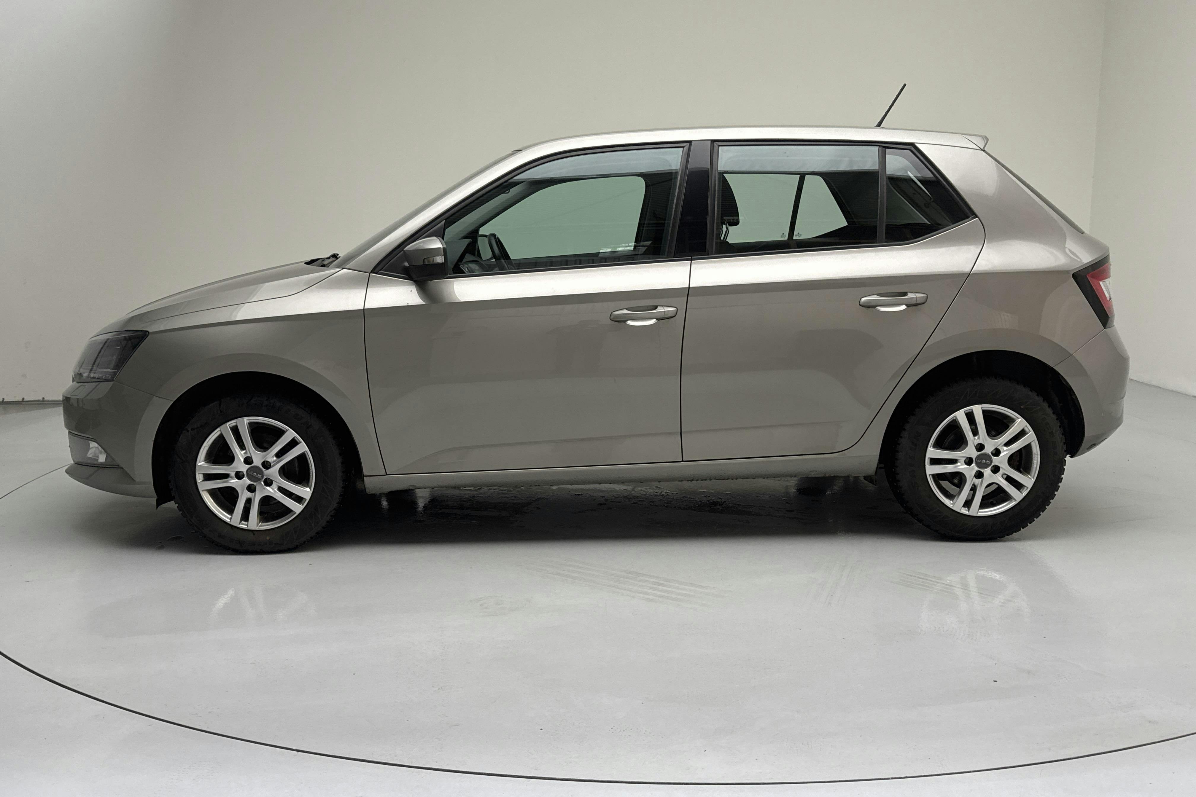 Presentation photo 2 of 11: Skoda Fabia 1.2 TSI (90hk) - 126 590 km - Manual - Light Brown - 2015