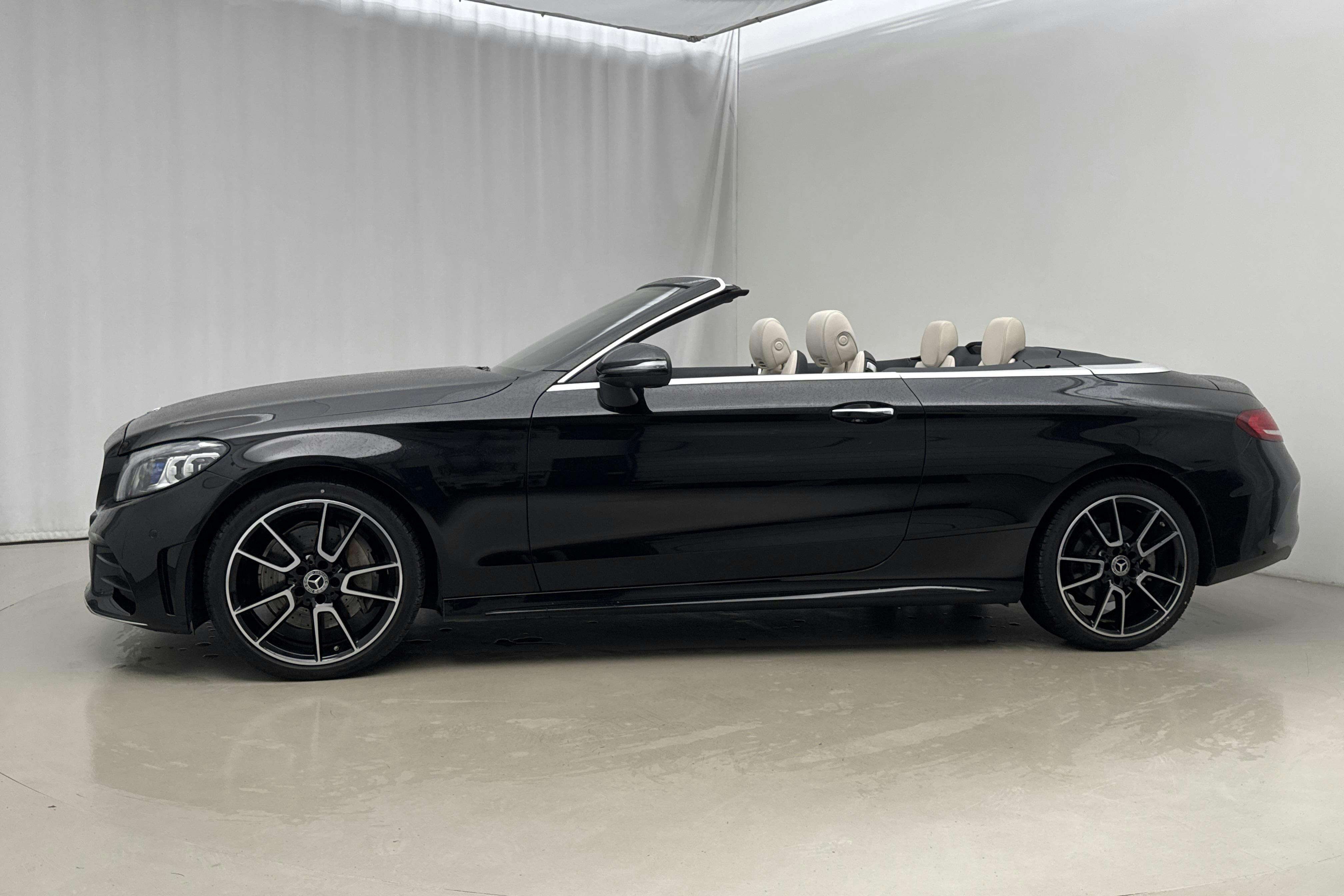 Presentationsfoto 2 av 33: Mercedes C 300 Cabriolet A205 (258hk) - 3 019 mil - Automat - svart - 2019