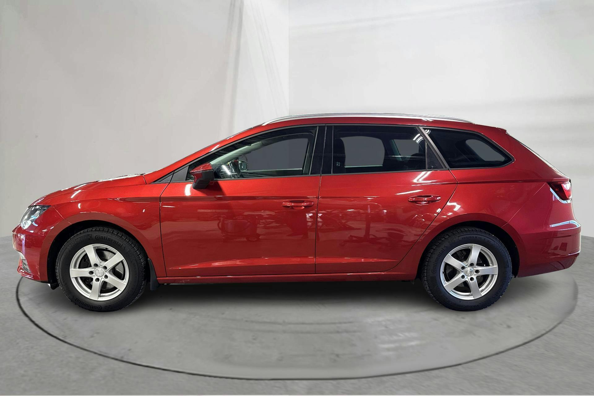 Presentationsfoto 2 av 15: Seat Leon 1.5 TGI ST (130hk) - 6 984 mil - Automat - röd - 2020