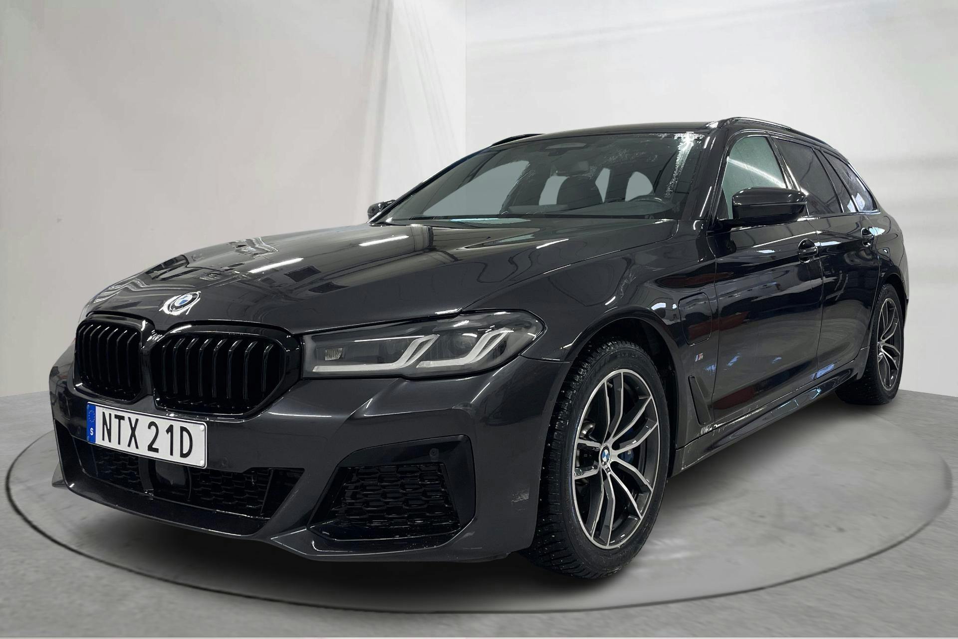 Presentation photo 1 of 23: BMW 530e xDrive Touring, G31 12kWh LCI (292hk) - 113 600 km - Automatic - gray - 2021