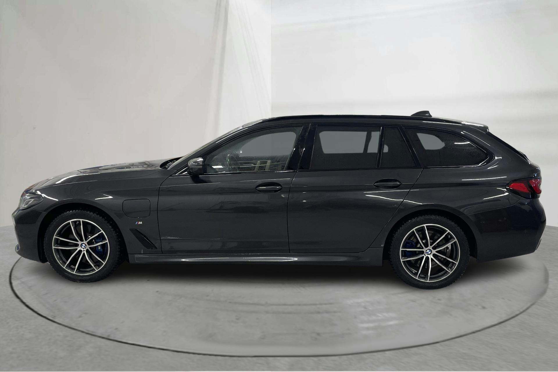 Presentation photo 2 of 23: BMW 530e xDrive Touring, G31 12kWh LCI (292hk) - 113 600 km - Automatic - gray - 2021