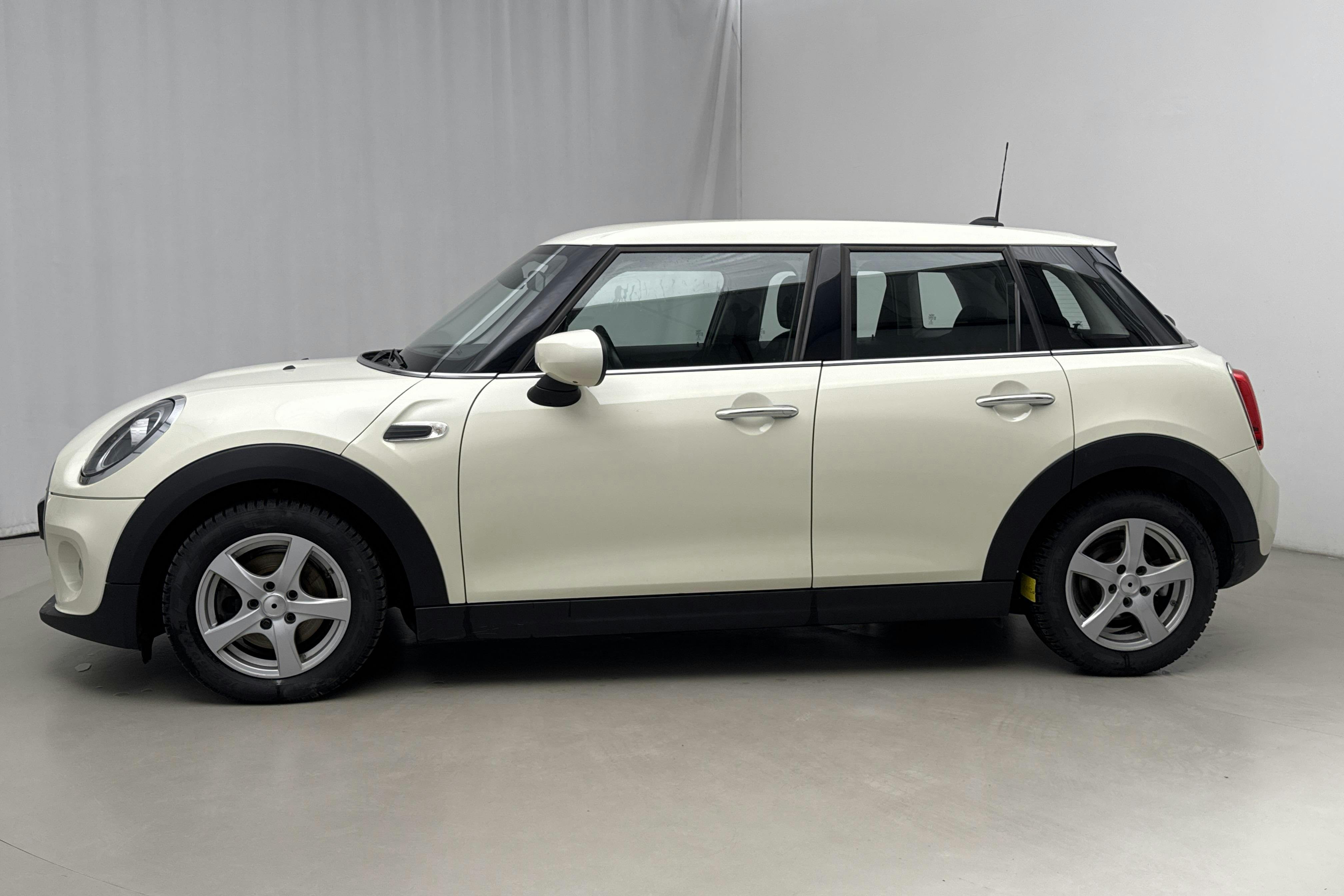 Presentation photo 2 of 15: MINI Cooper Hatch 5dr, F55 (136hk) - 126 480 km - Automatic - white - 2021