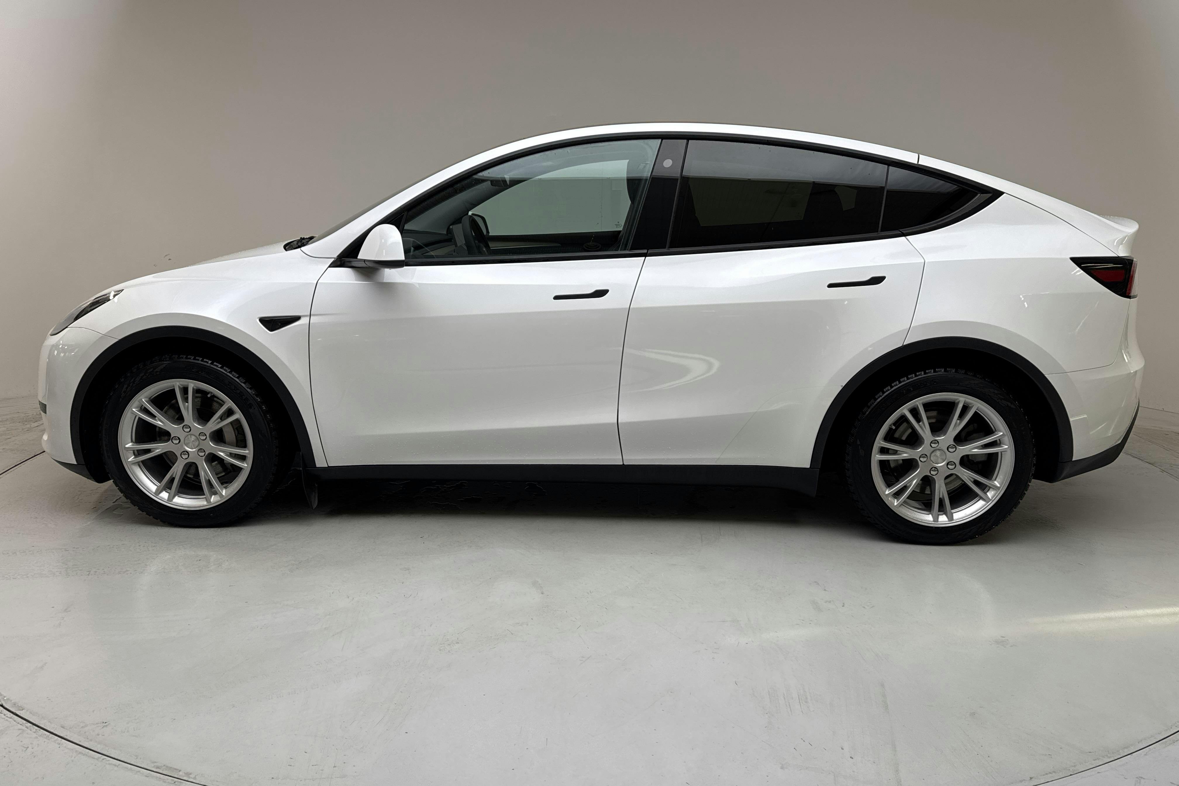 Presentation photo 2 of 19: Tesla Model Y RWD - 81 780 km - Automatic - white - 2023
