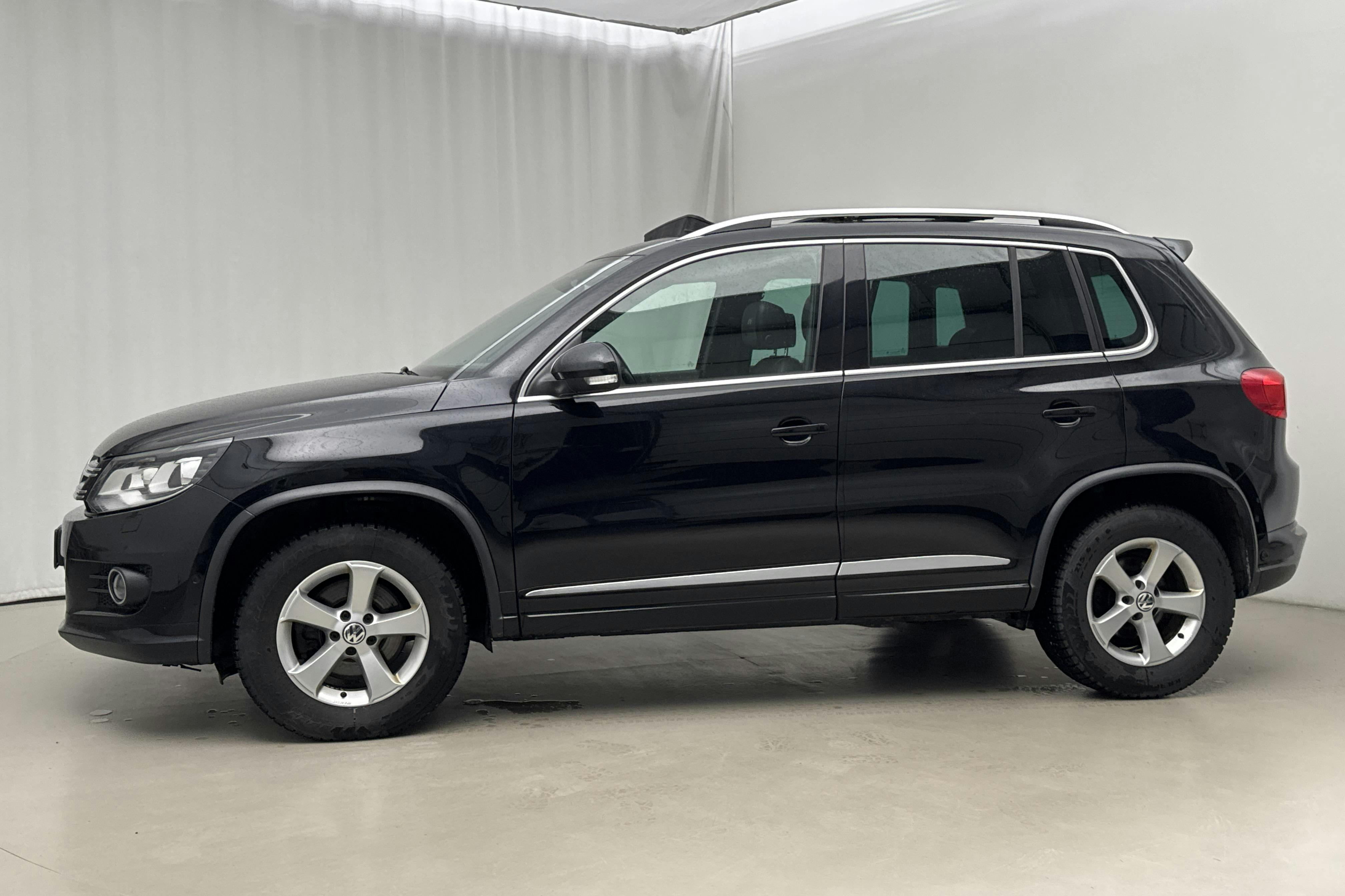 Presentationsfoto 2 av 23: VW Tiguan 2.0 TDI 4MOTION BlueMotion Technology (184hk) - 16 255 mil - Automat - svart - 2016