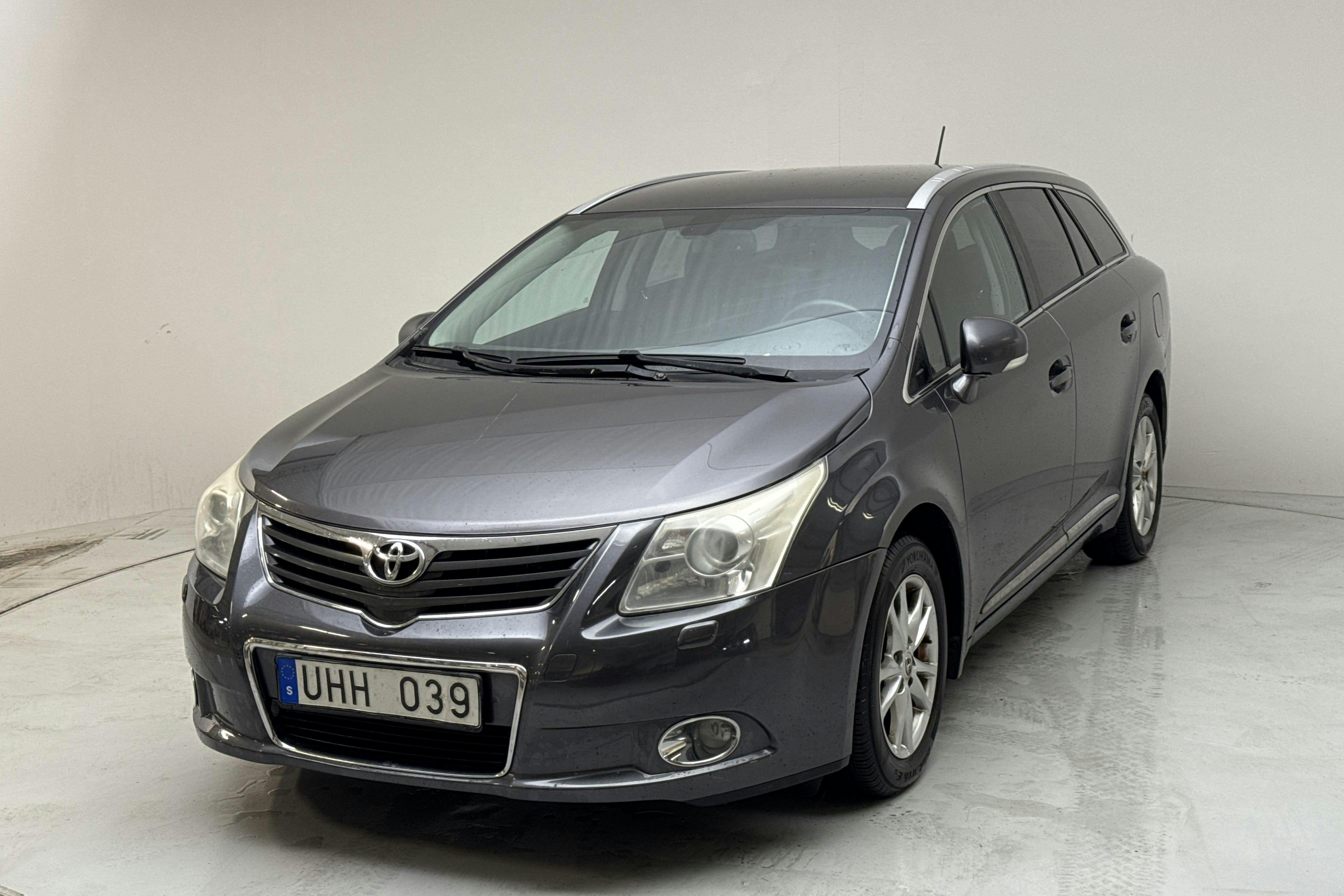 Presentation photo 1 of 15: Toyota Avensis 2.0 D-4D Kombi (126hk) - 215 310 km - Manual - Dark Grey - 2011