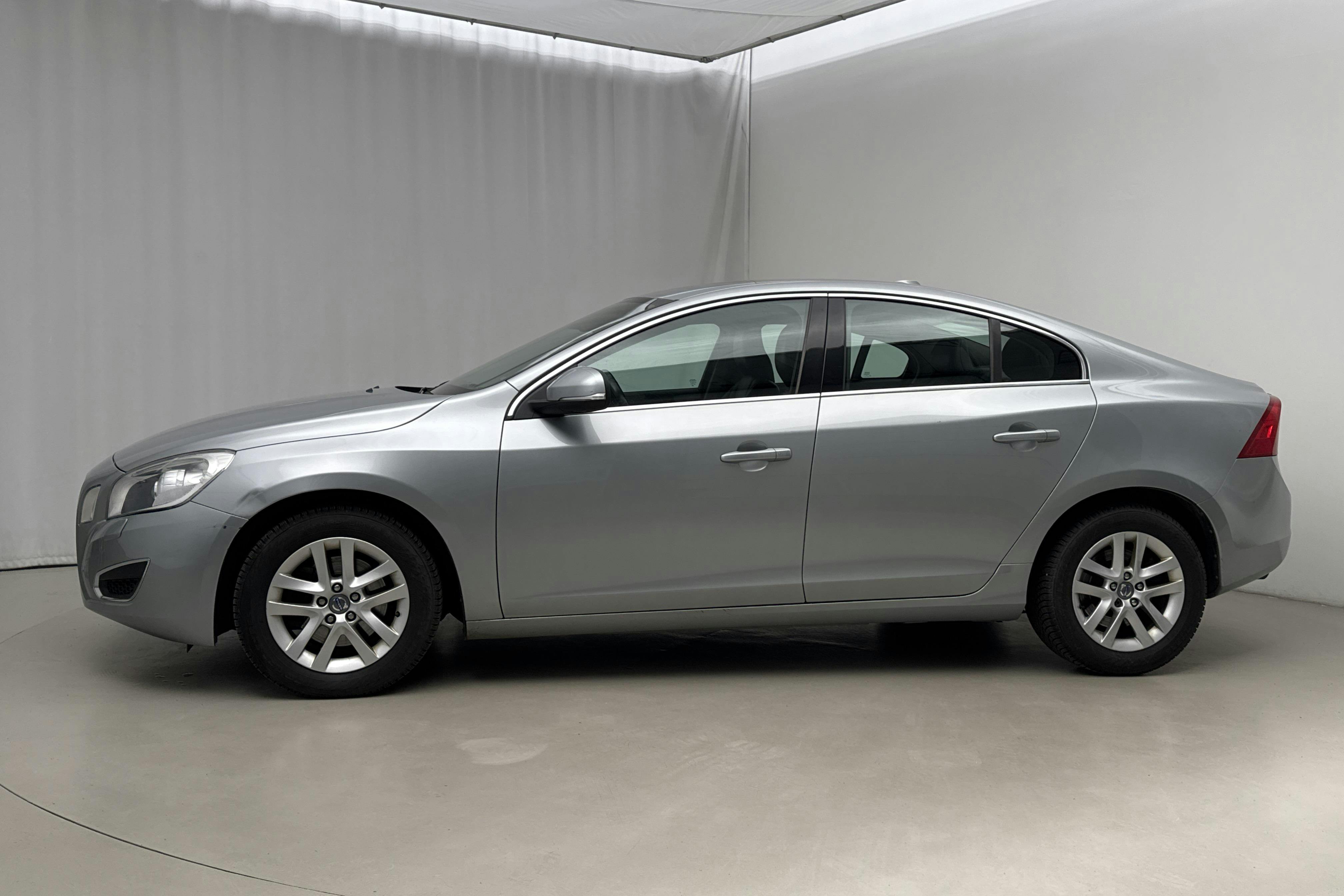 Esitlusfoto 2 aadressil 17: Volvo S60 2.0T (203hk) - 178 620 km - Automaatne - hõbe - 2011