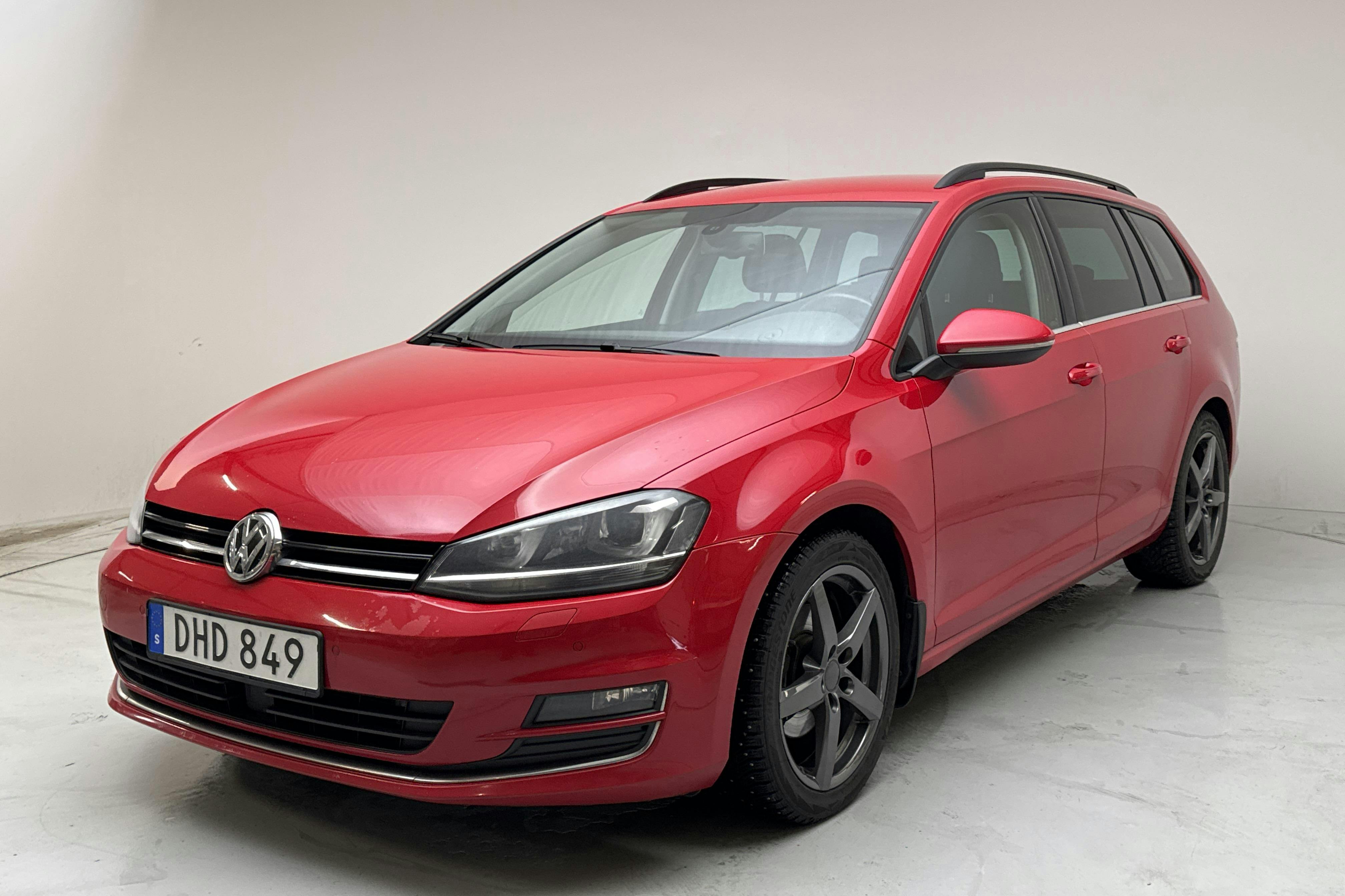 Presentation photo 1 of 14: VW Golf VII 2.0 TDI BlueMotion Technology Sportscombi (150hk) - 187 600 km - Automatic - red - 2014