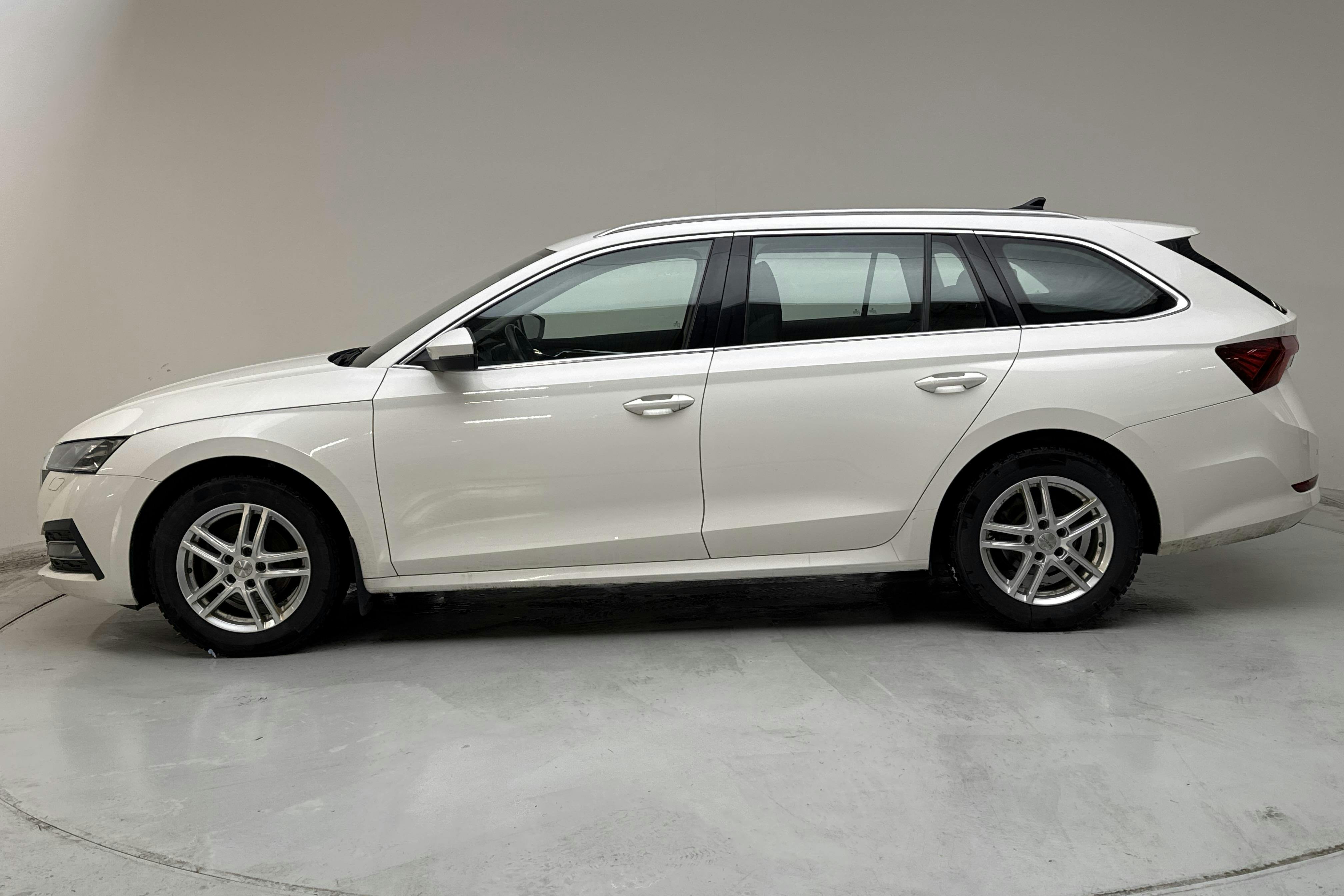 Esitlusfoto 2 aadressil 14: Skoda Octavia TSI e-Tec mHEV Combi (110hk) - 191 190 km - Automaatne - valge - 2021