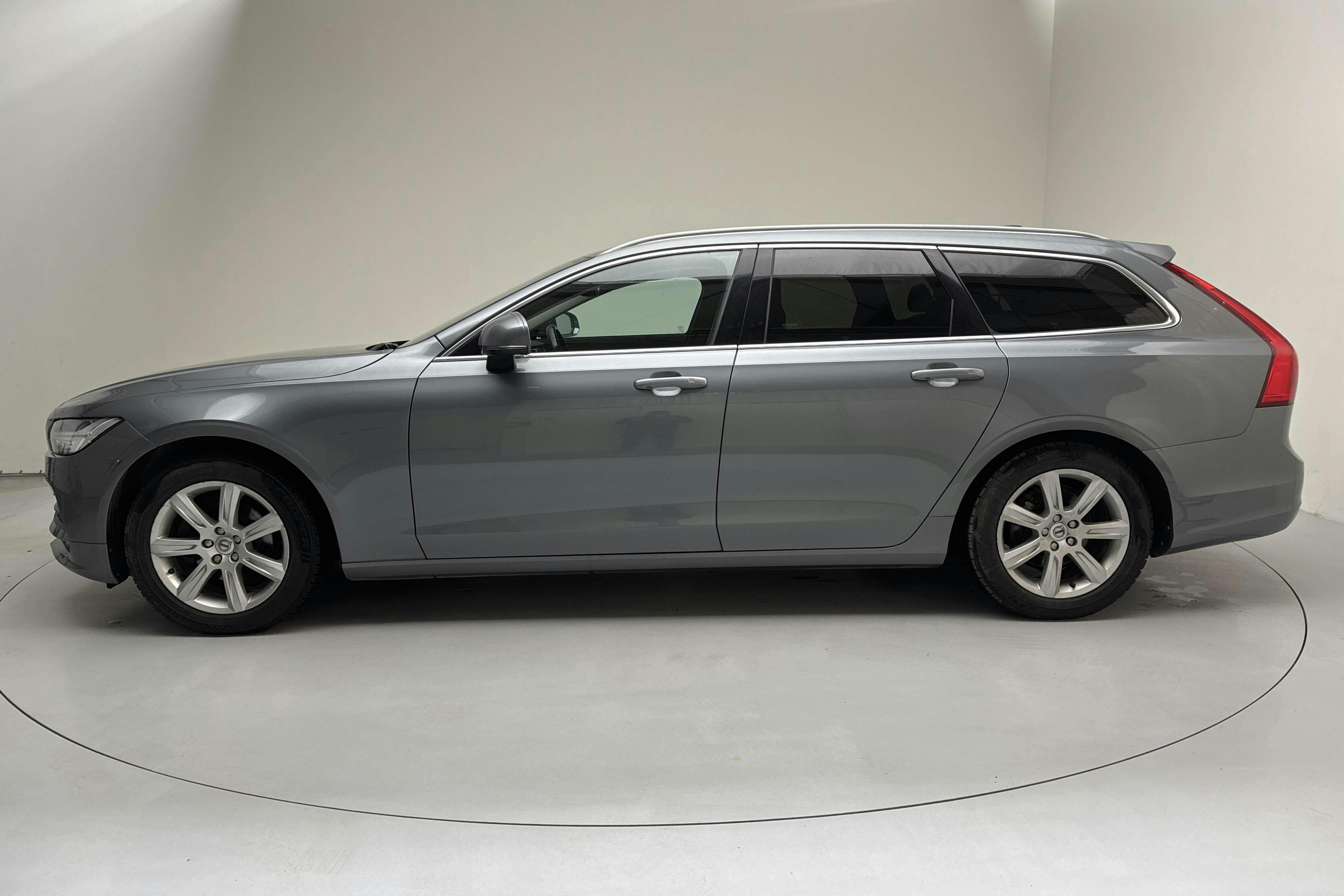 Presentationsfoto 2 av 15: Volvo V90 D3 (150hk) - 19 991 mil - Automat - grå - 2018