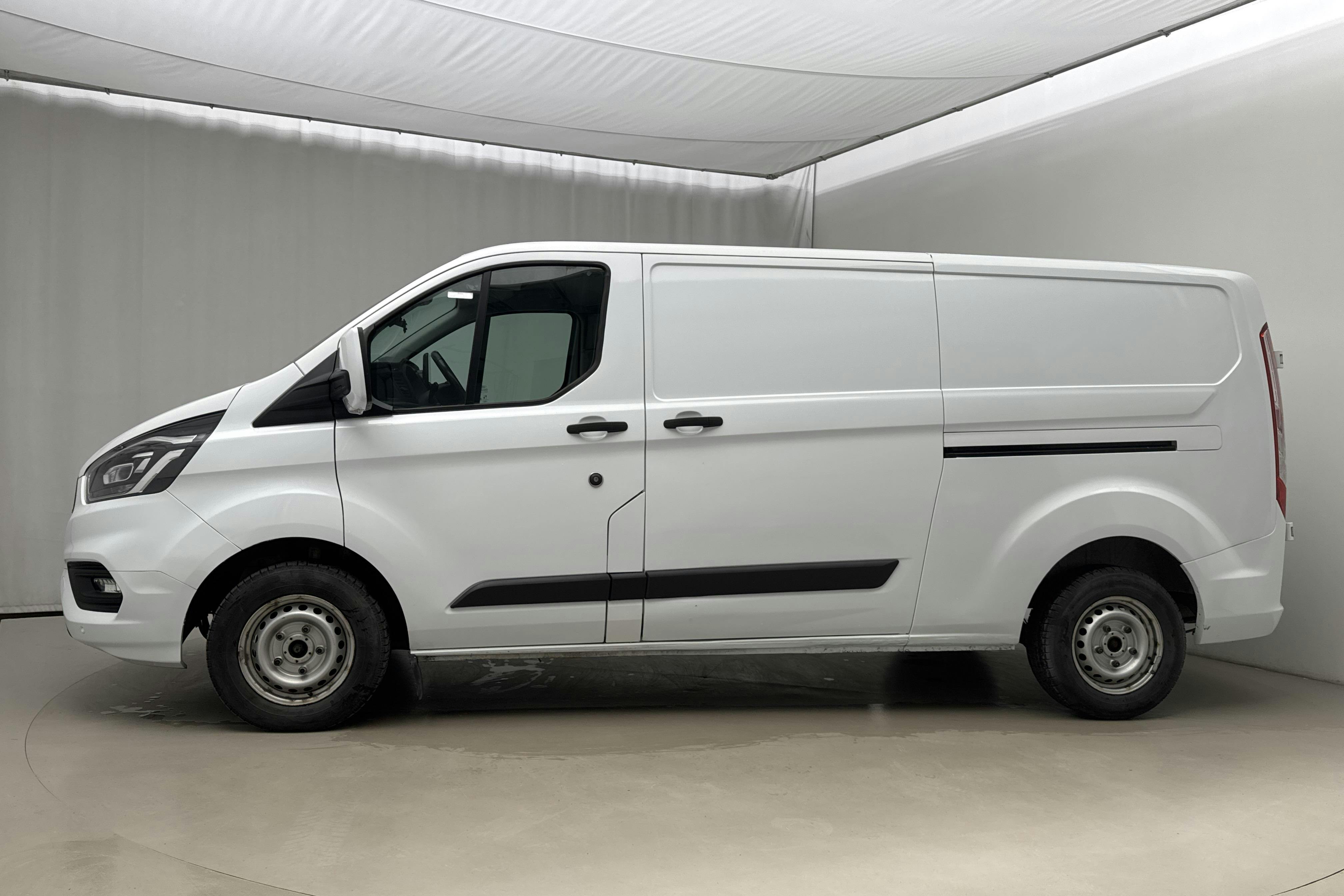Presentationsfoto 2 av 20: Ford Transit Custom 300 MHEV (130hk) - 10 519 mil - Manuell - vit - 2021