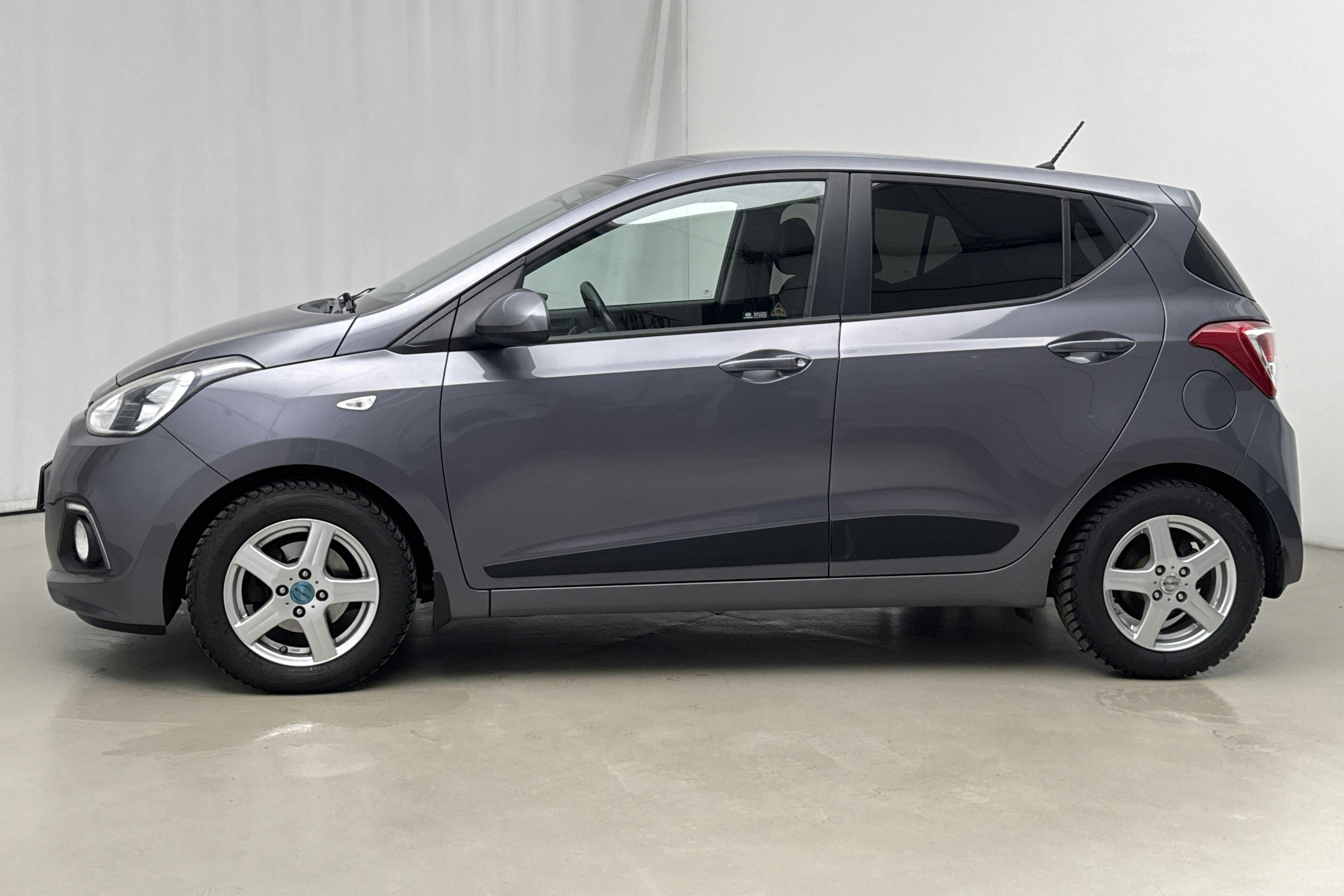 Presentation photo 2 of 15: Hyundai i10 1.0 (66hk) - 73 290 km - Manual - Dark Grey - 2016