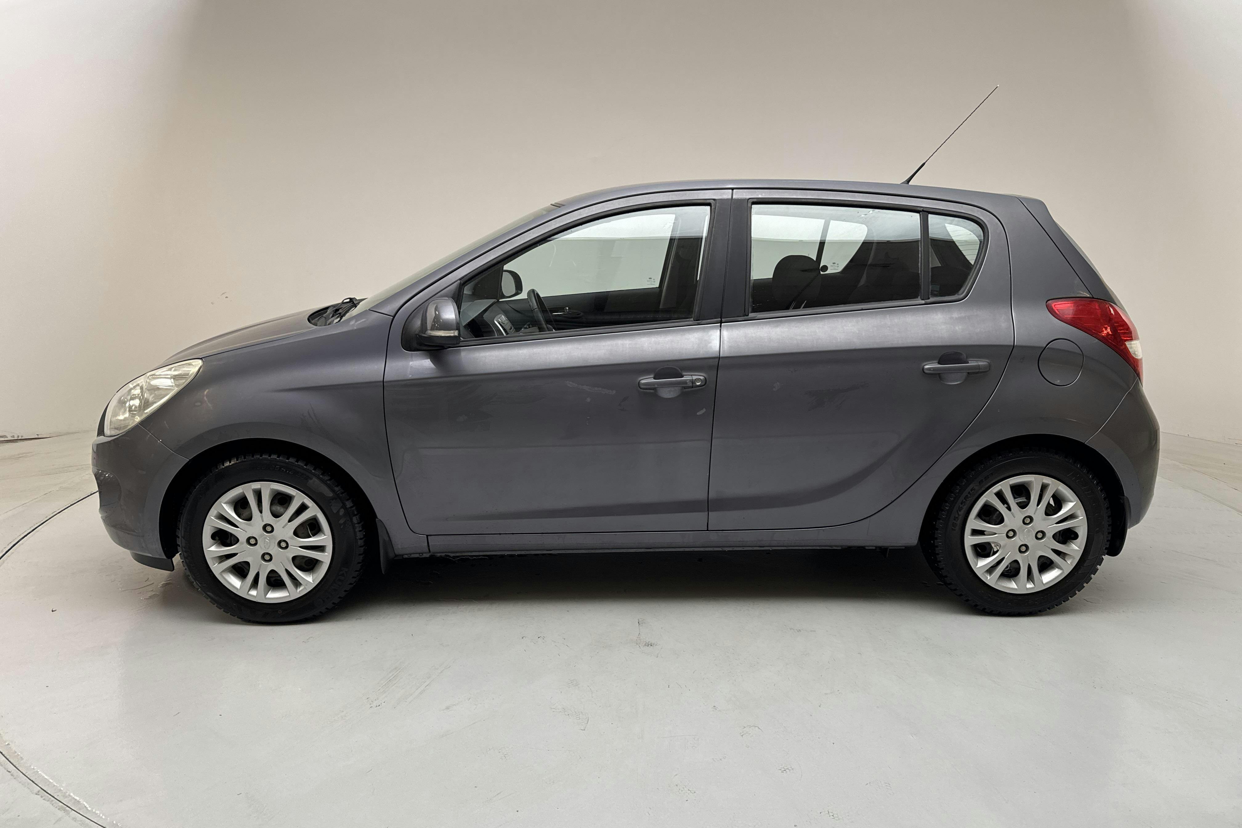 Presentationsfoto 2 av 13: Hyundai i20 1.4 (100hk) - 7 201 mil - Automat - Dark Grey - 2011