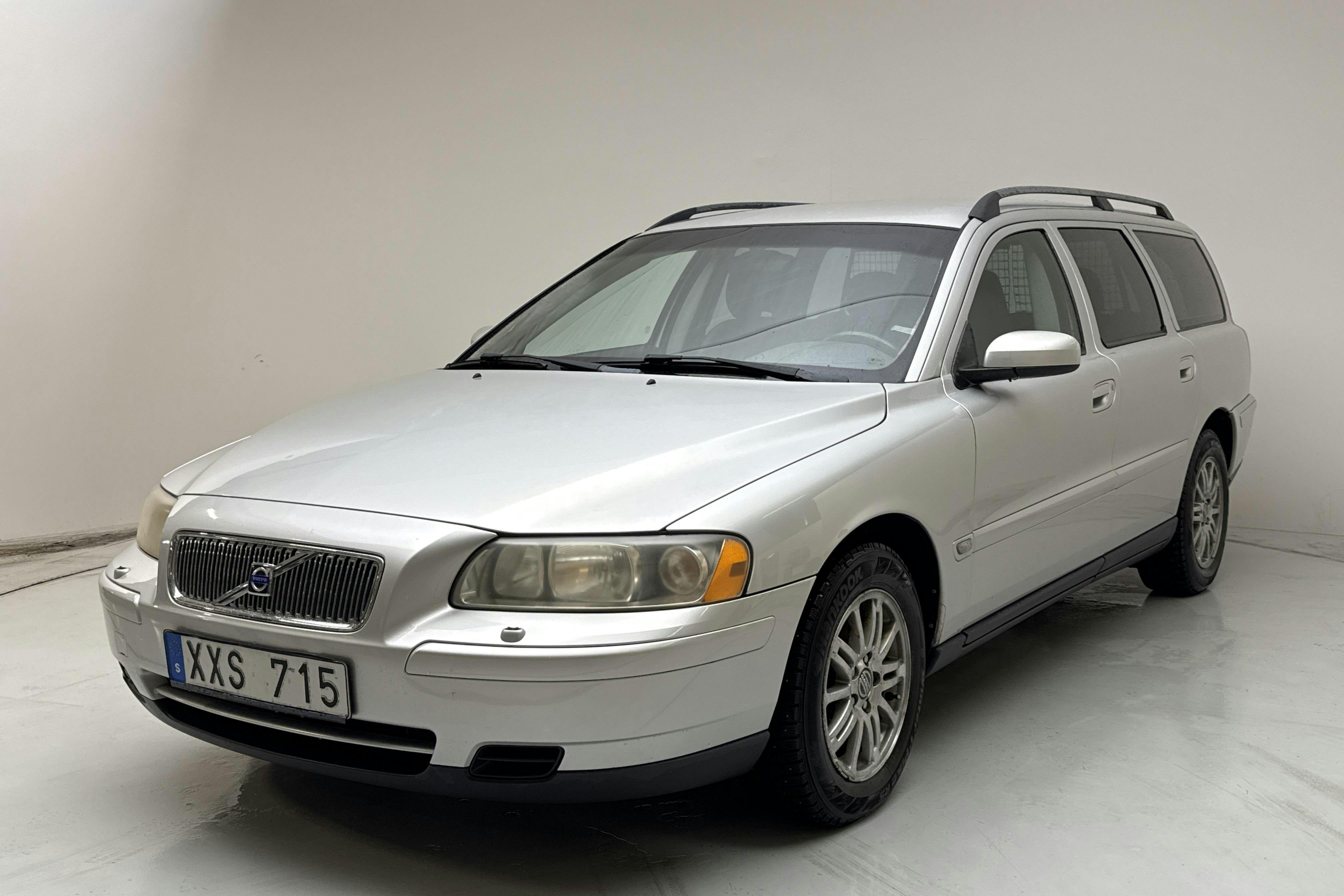 Presentation photo 1 of 12: Volvo V70 2.4 (170hk) - 236 830 km - Manual - Light Grey - 2006