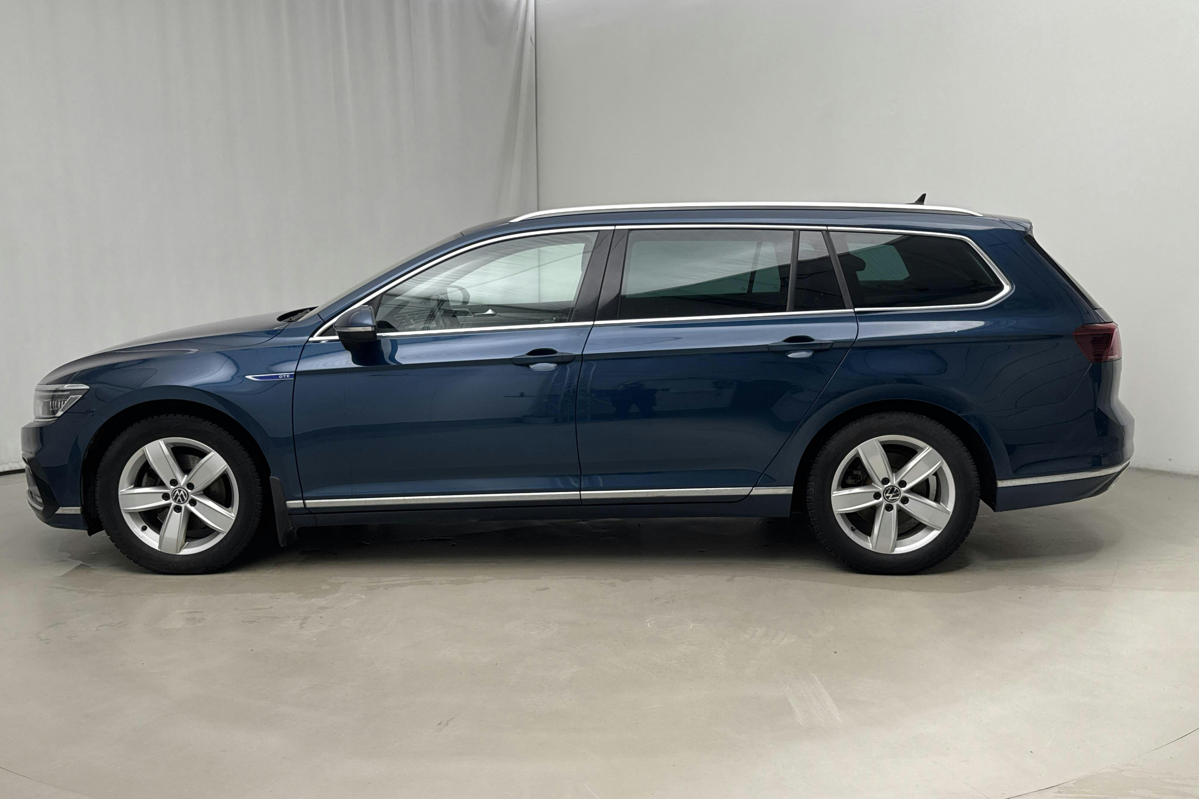Presentationsfoto 2 av 18: VW Passat 1.4 GTE Sportscombi (218hk) - 10 099 mil - Automat - blå - 2021
