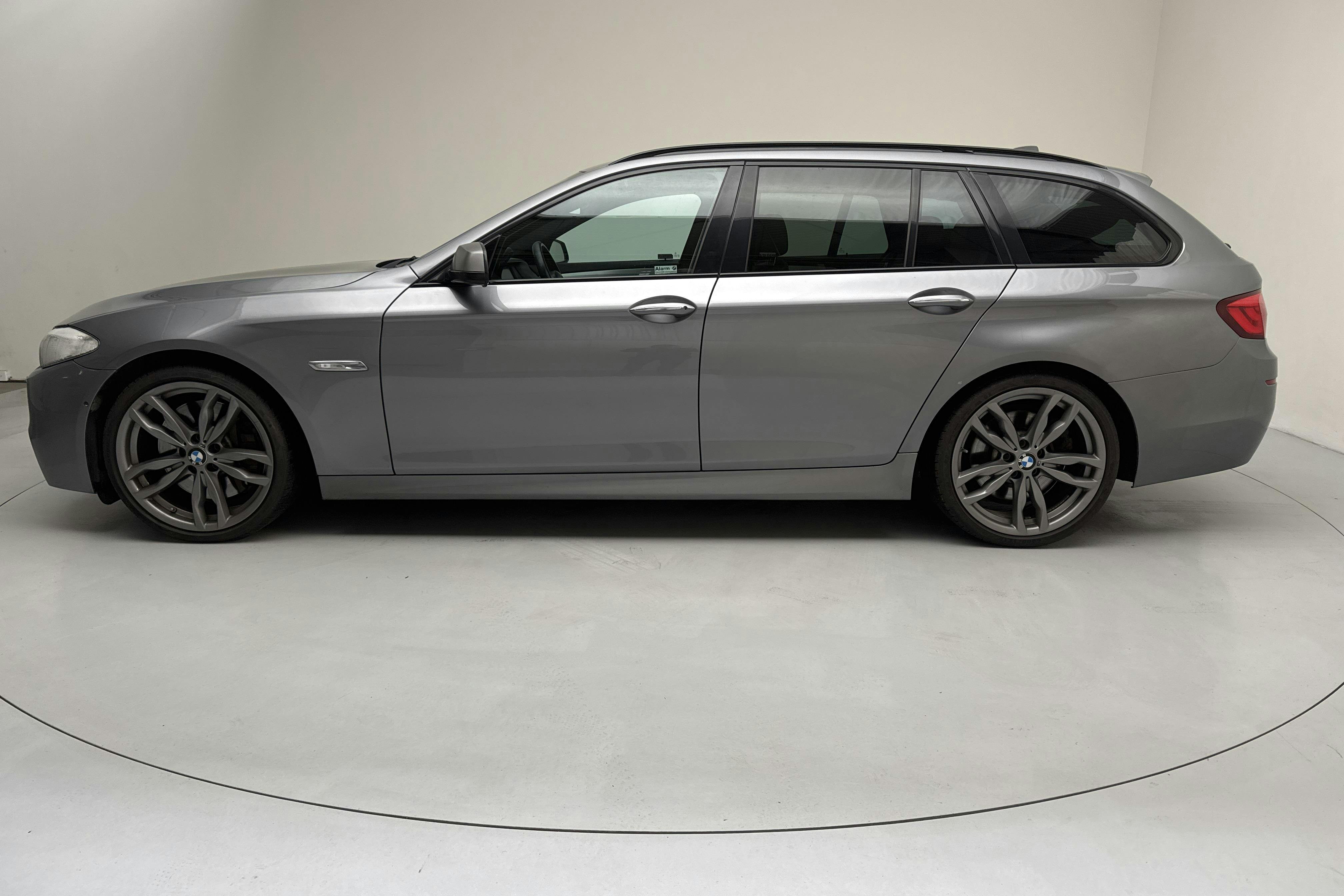 Presentation photo 2 of 15: BMW M550d xDrive Touring, F11 (381hk) - 291 140 km - Automatic - gray - 2012