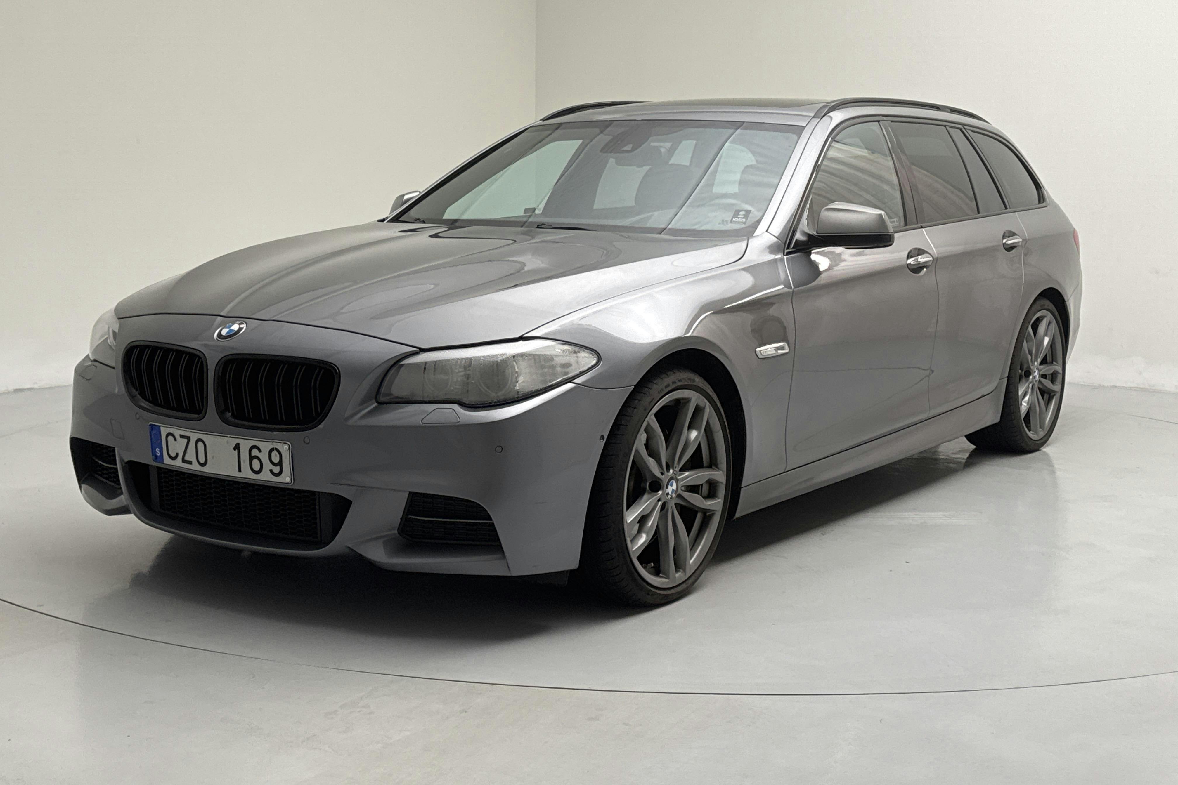 Presentation photo 1 of 15: BMW M550d xDrive Touring, F11 (381hk) - 291 140 km - Automatic - gray - 2012