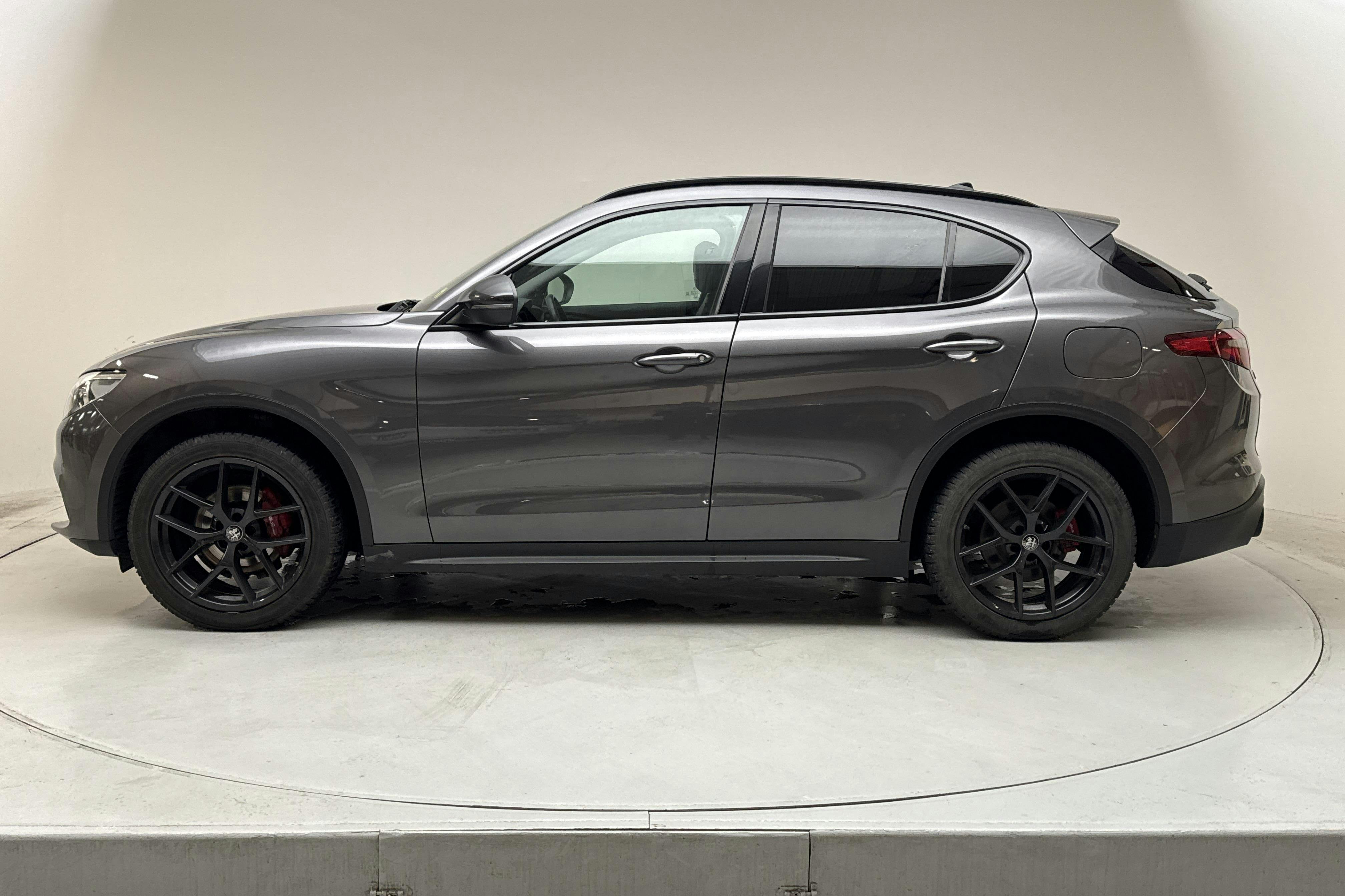 Presentation photo 2 of 16: Alfa Romeo Stelvio 2.0 AWD (280hk) - 105 430 km - Automatic - gray - 2019