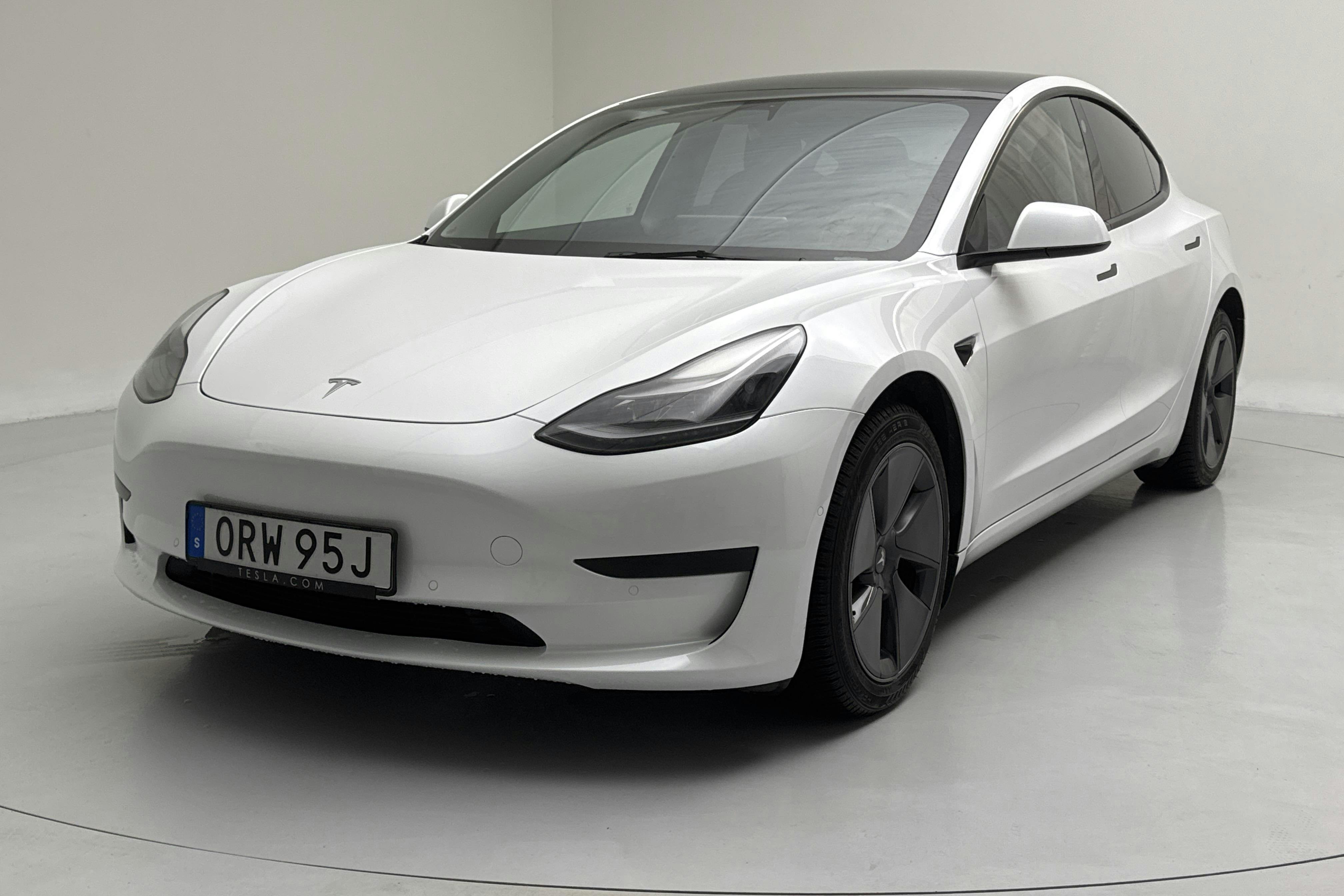 Presentation photo 1 of 18: Tesla Model 3 Standard Range RWD - 91 060 km - Automatic - white - 2021