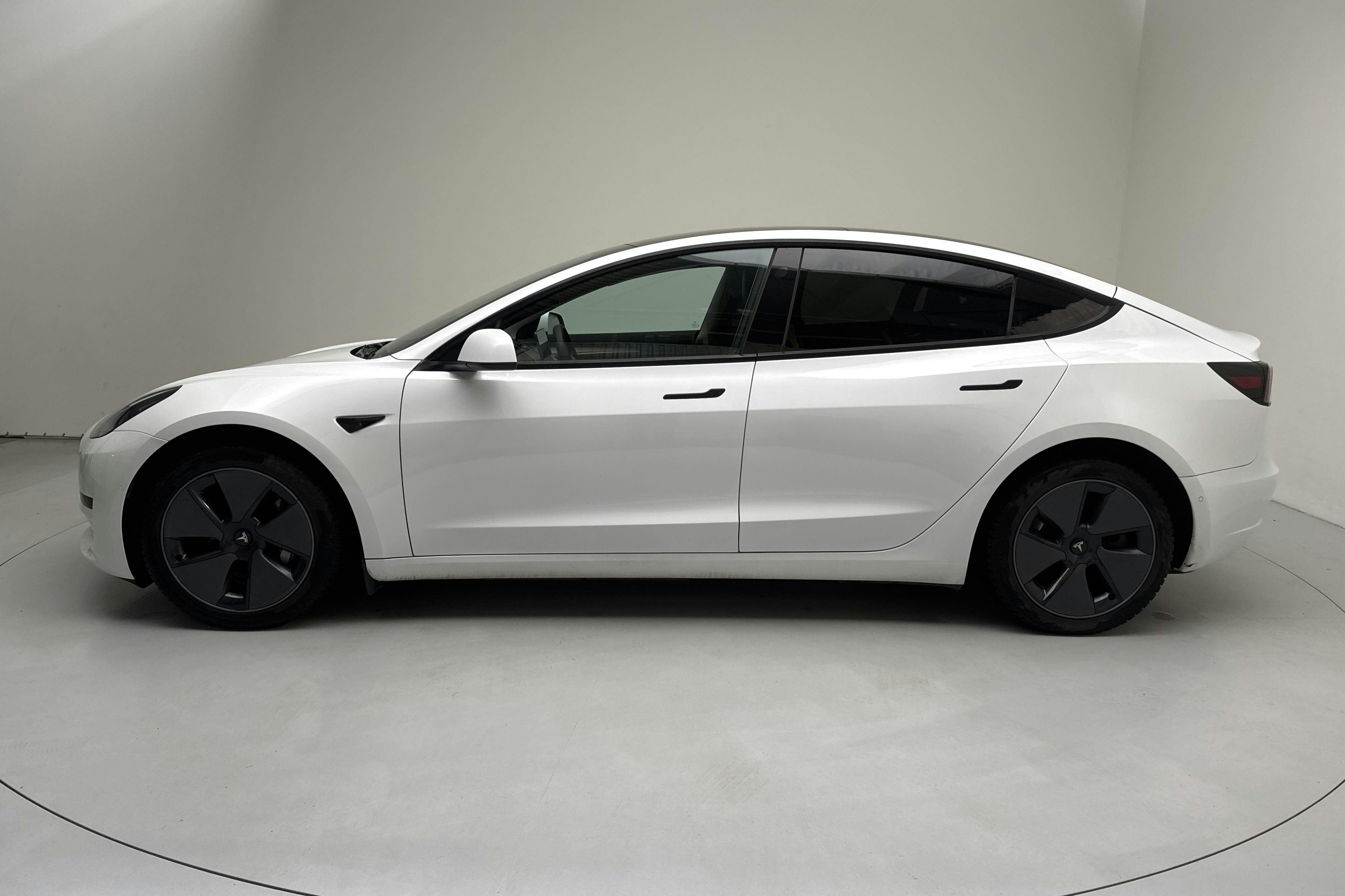 Presentation photo 2 of 18: Tesla Model 3 Standard Range RWD - 91 060 km - Automatic - white - 2021