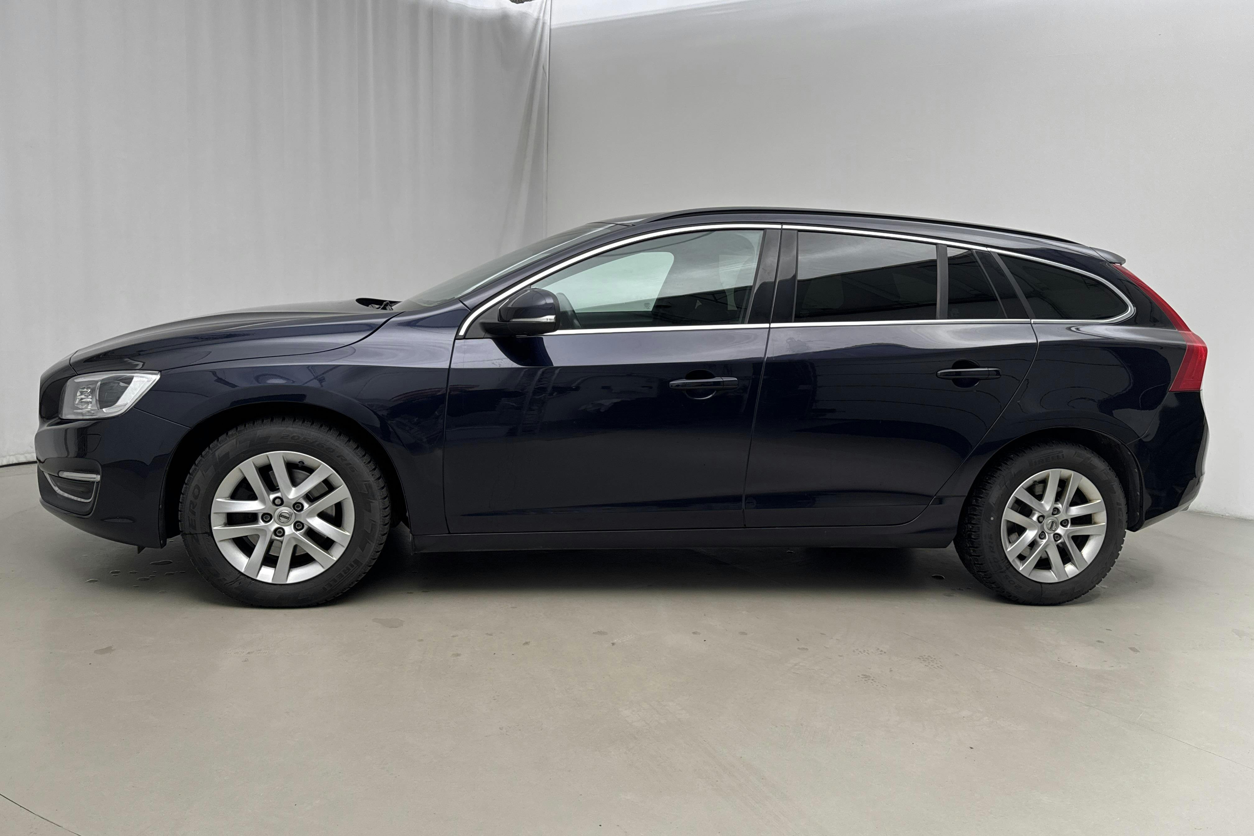 Esitlusfoto 2 aadressil 20: Volvo V60 D4 (190hk) - 116 290 km - Automaatne - Dark Blue - 2018