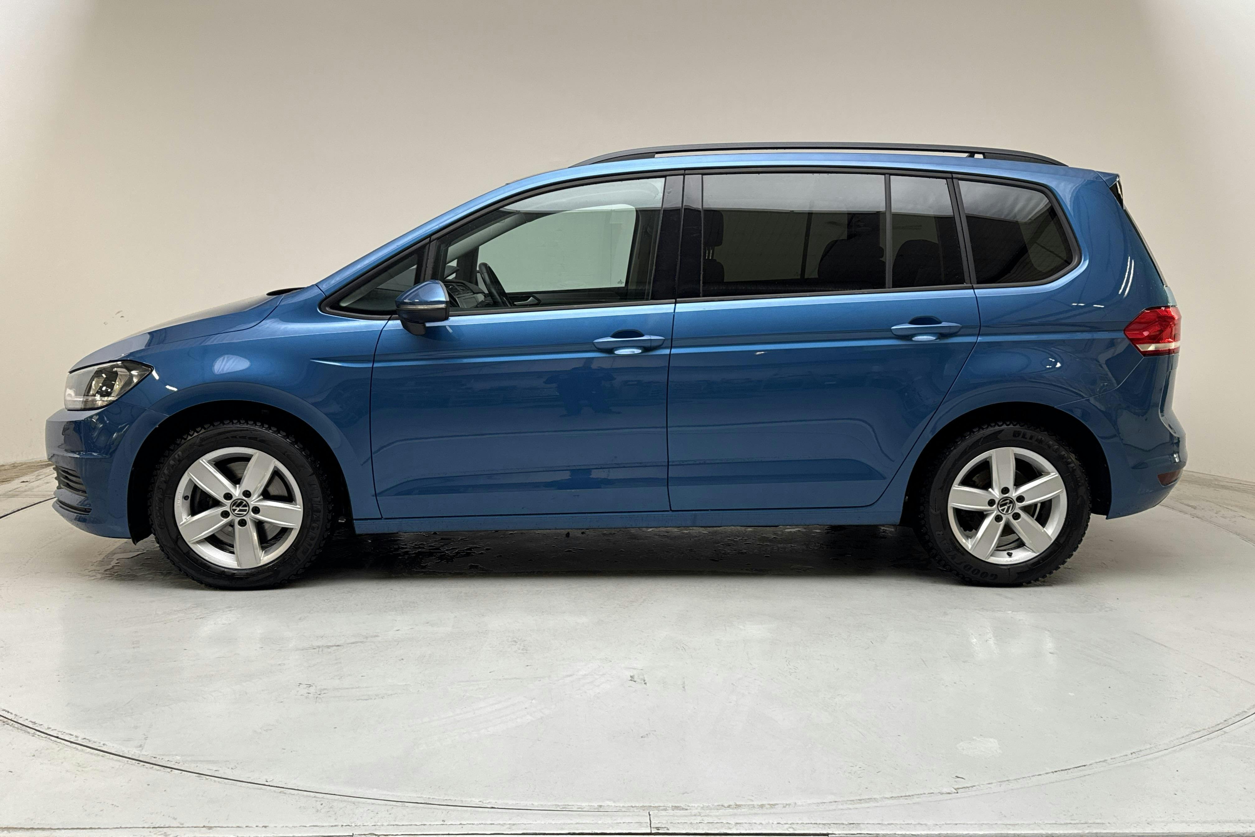 Presentationsfoto 2 av 17: VW Touran 1.5 TSI (150hk) - 3 966 mil - Automat - blå - 2021