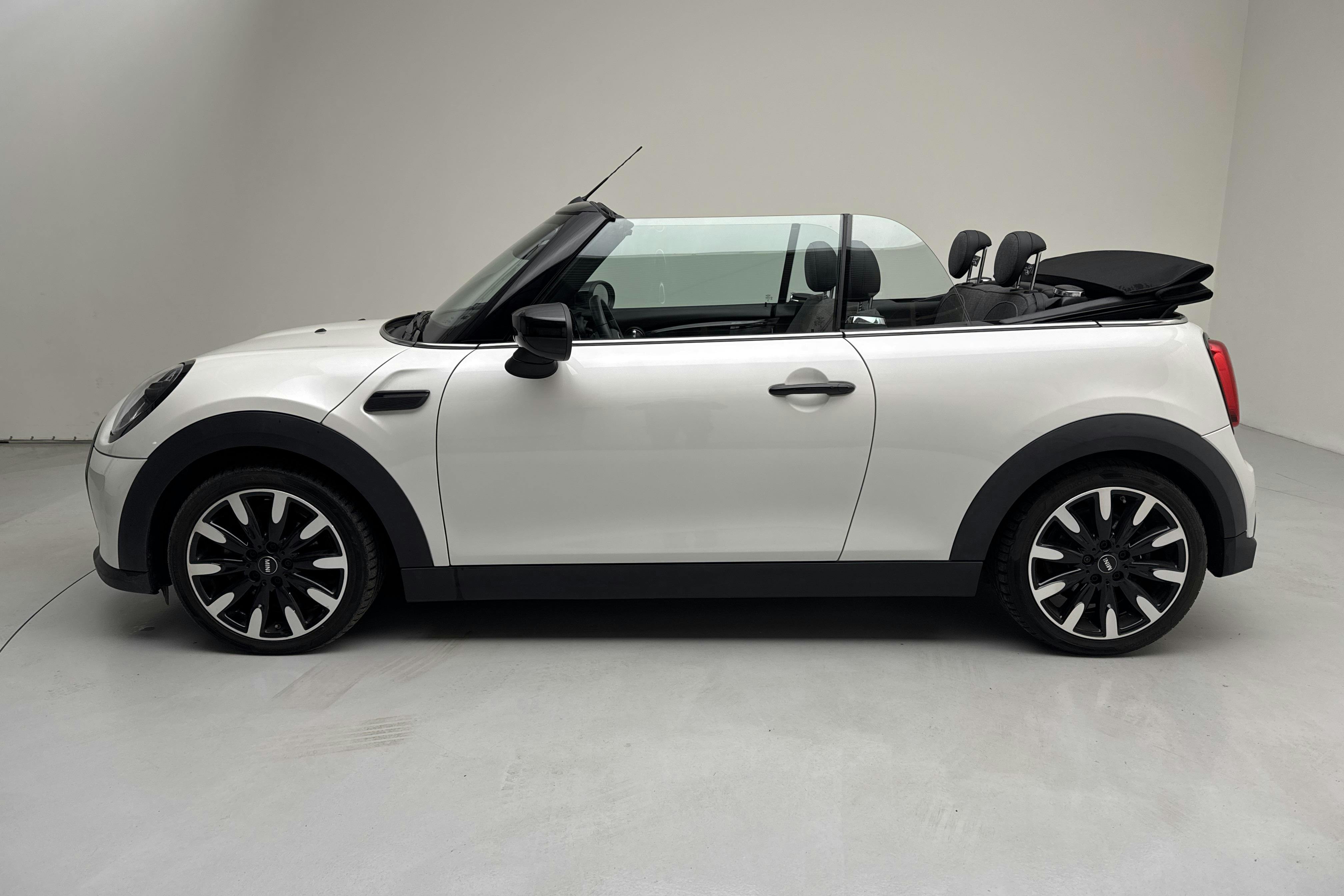 Presentation photo 2 of 17: MINI Cooper Cabriolet, F57 LCI (136hk) - 21 430 km - Automatic - white - 2023