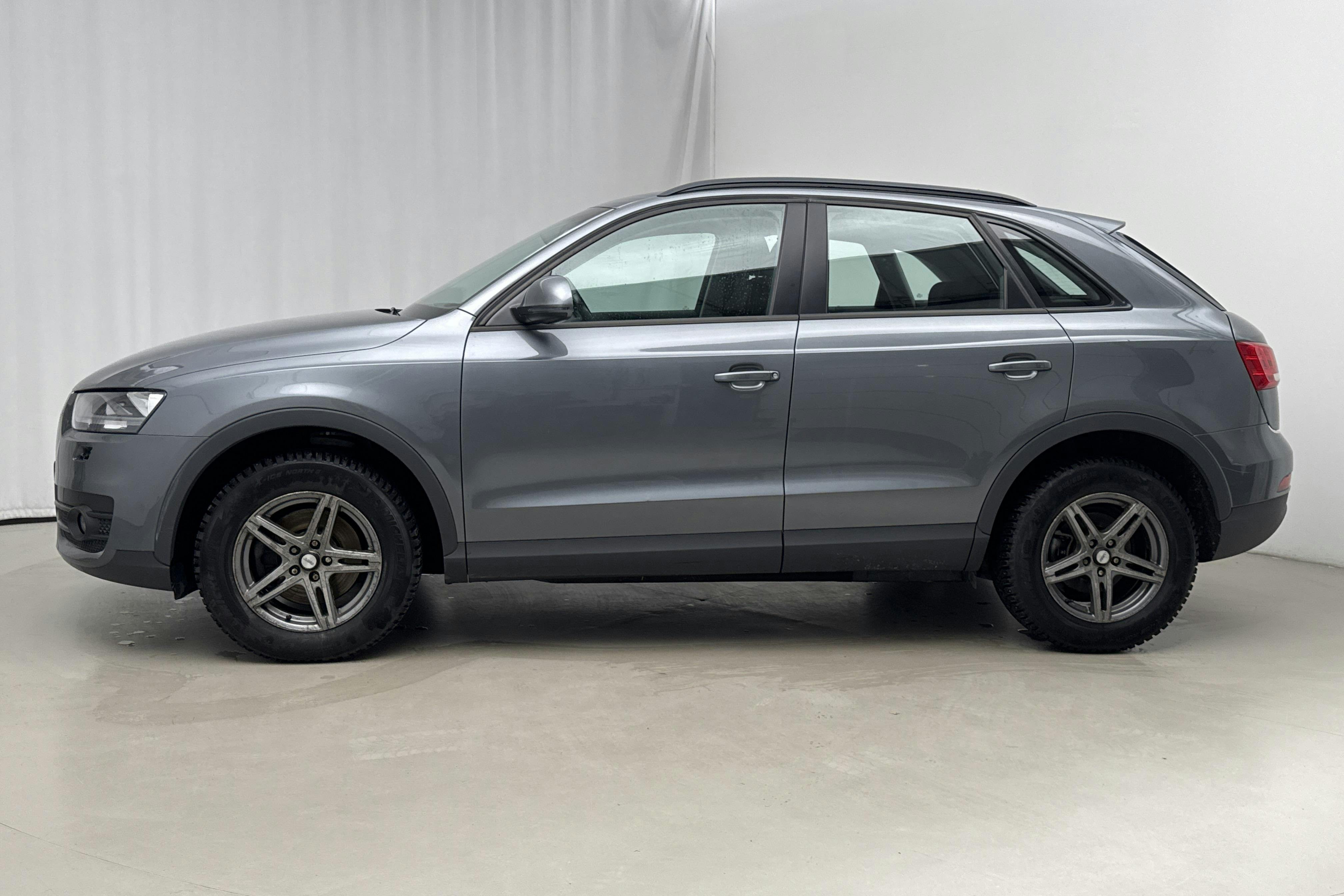 Presentation photo 2 of 16: Audi Q3 2.0 TDI (140hk) - 89 990 km - Manual - gray - 2013