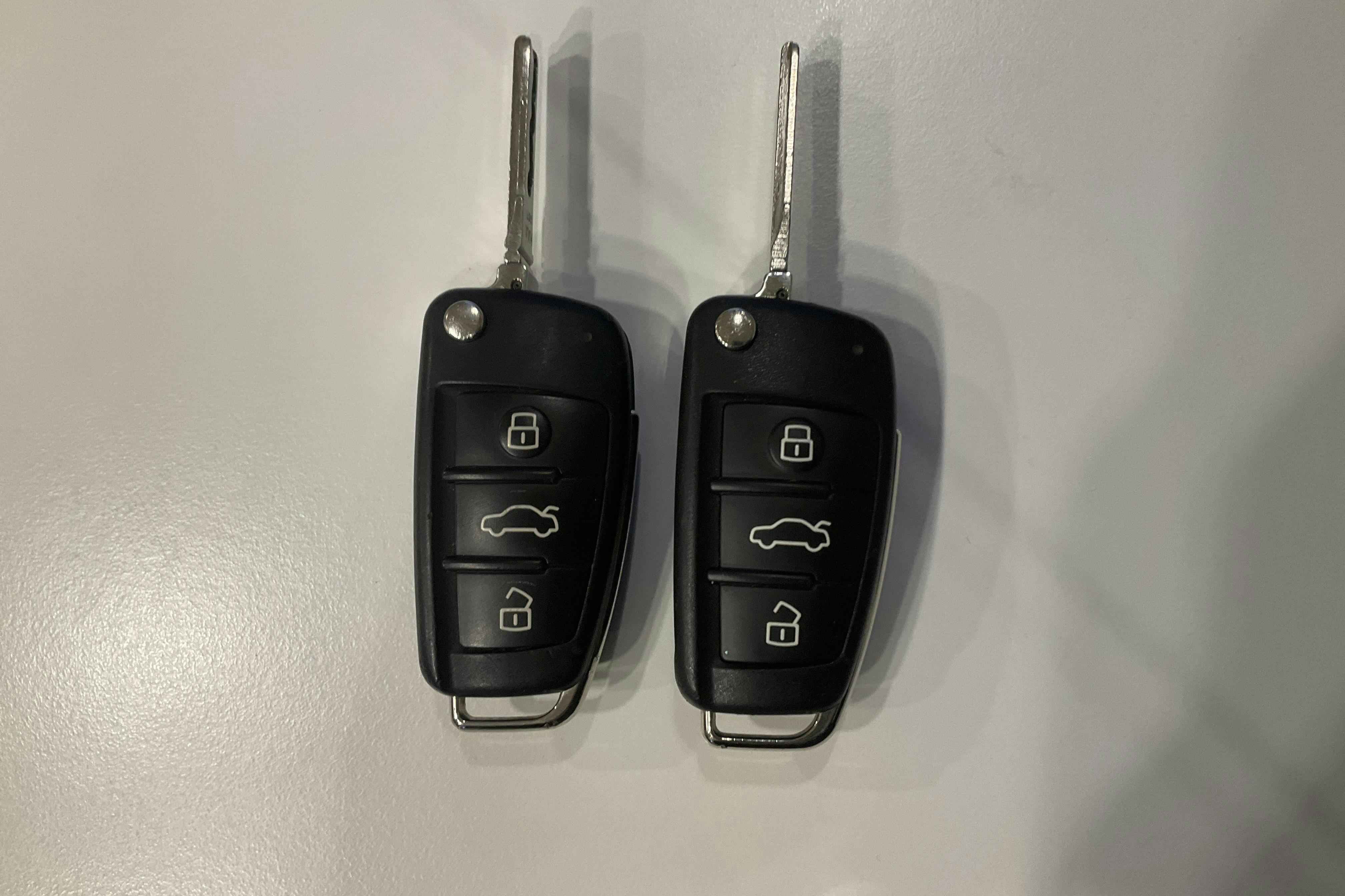 Presentation photo 16 of 16: Audi Q3 2.0 TDI (140hk) - 89 990 km - Manual - gray - 2013