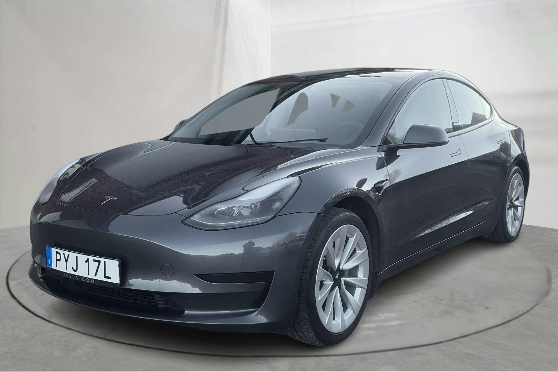 Presentation photo 1 of 20: Tesla Model 3 Standard Range RWD - 90 740 km - Automatic - gray - 2023