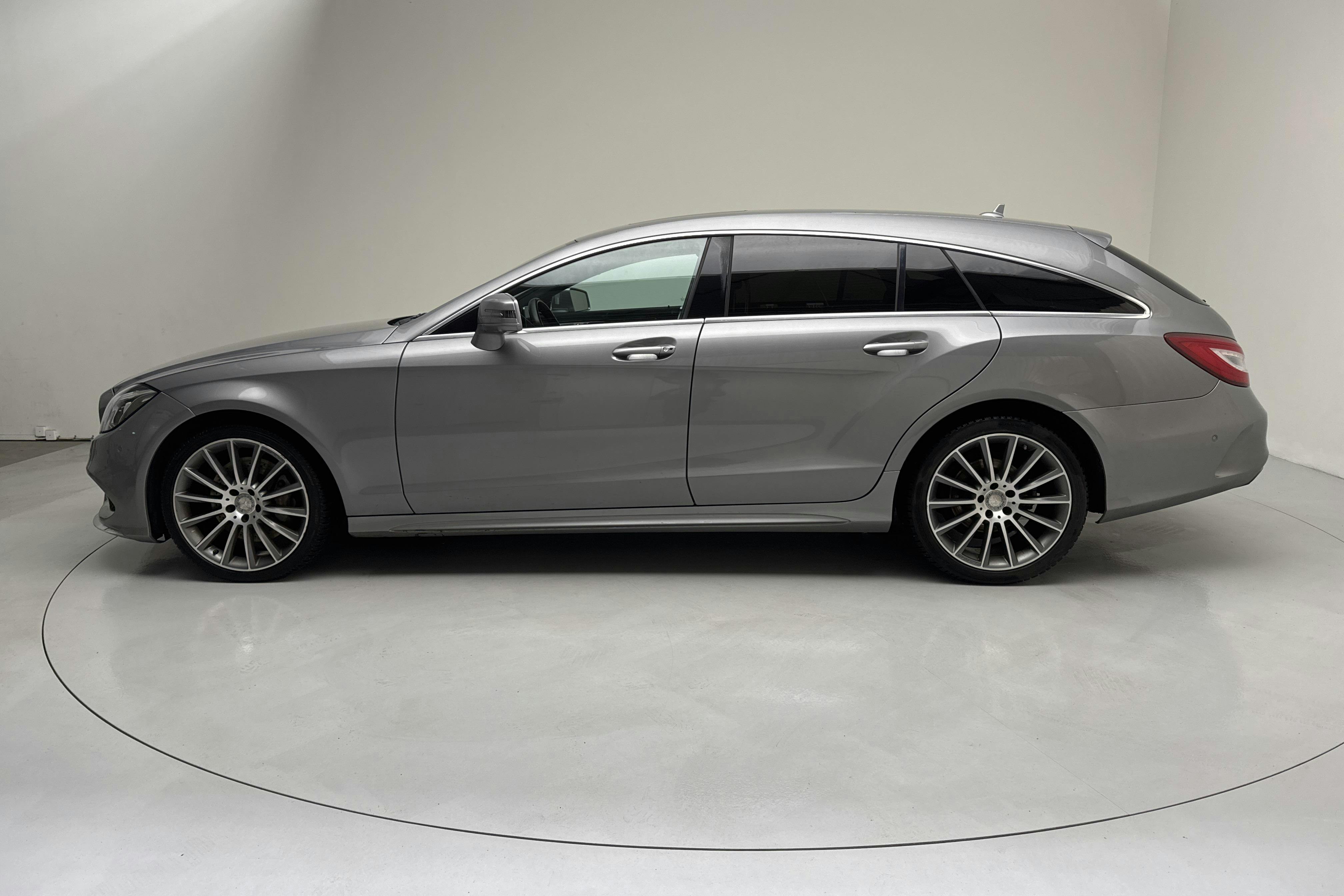 Esitlusfoto 2 aadressil 15: Mercedes CLS 350 BlueTEC 4MATIC Shooting Brake X218 (258hk) - 196 180 km - Automaatne - hõbe - 2015