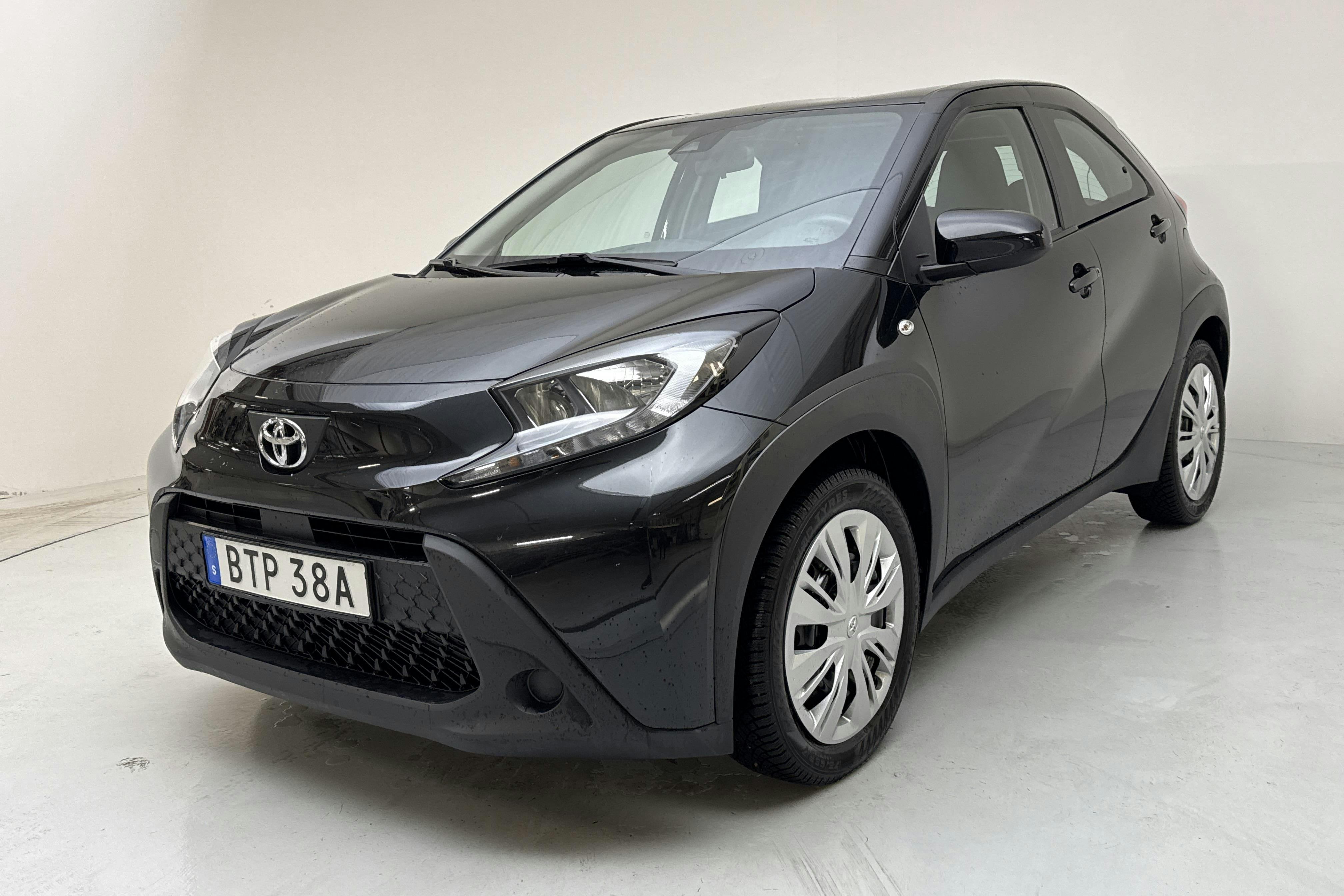 Presentation photo 1 of 14: Toyota Aygo X 1.0 5dr (72hk) - 15 750 km - Manual - black - 2022