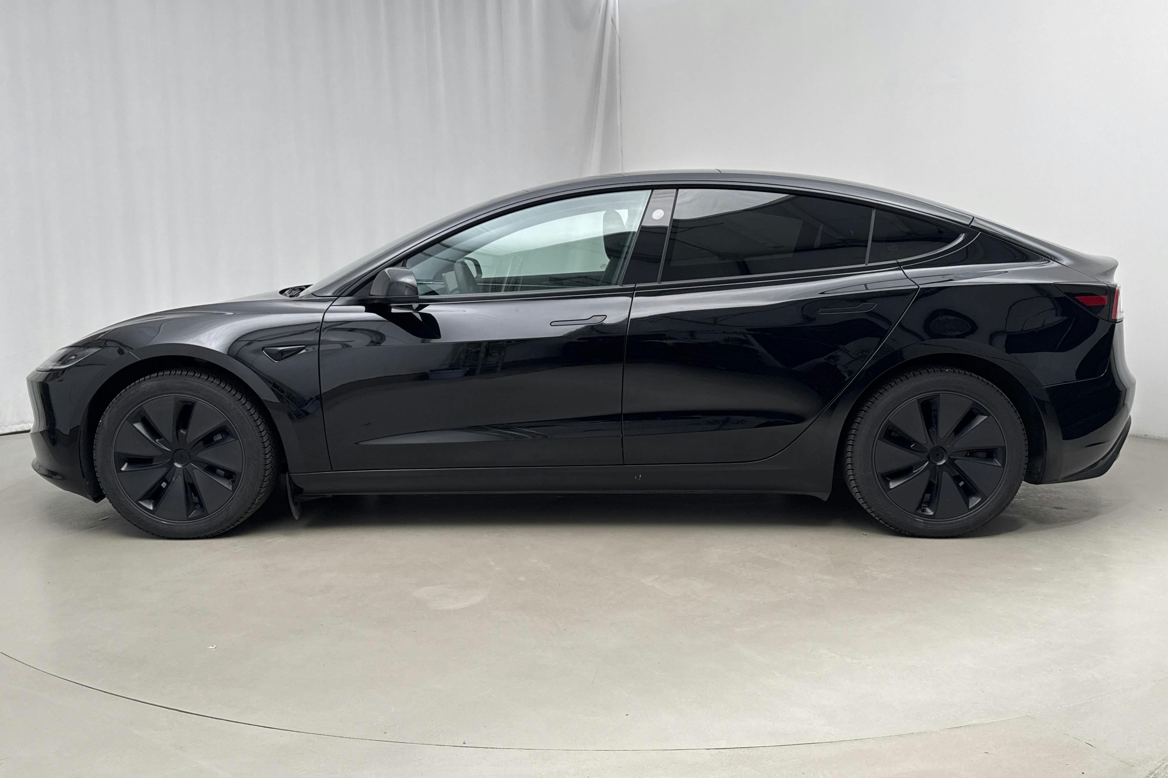 Presentation photo 2 of 25: Tesla Model 3 Long Range Dual Motor AWD - 39 840 km - Automatic - black - 2024