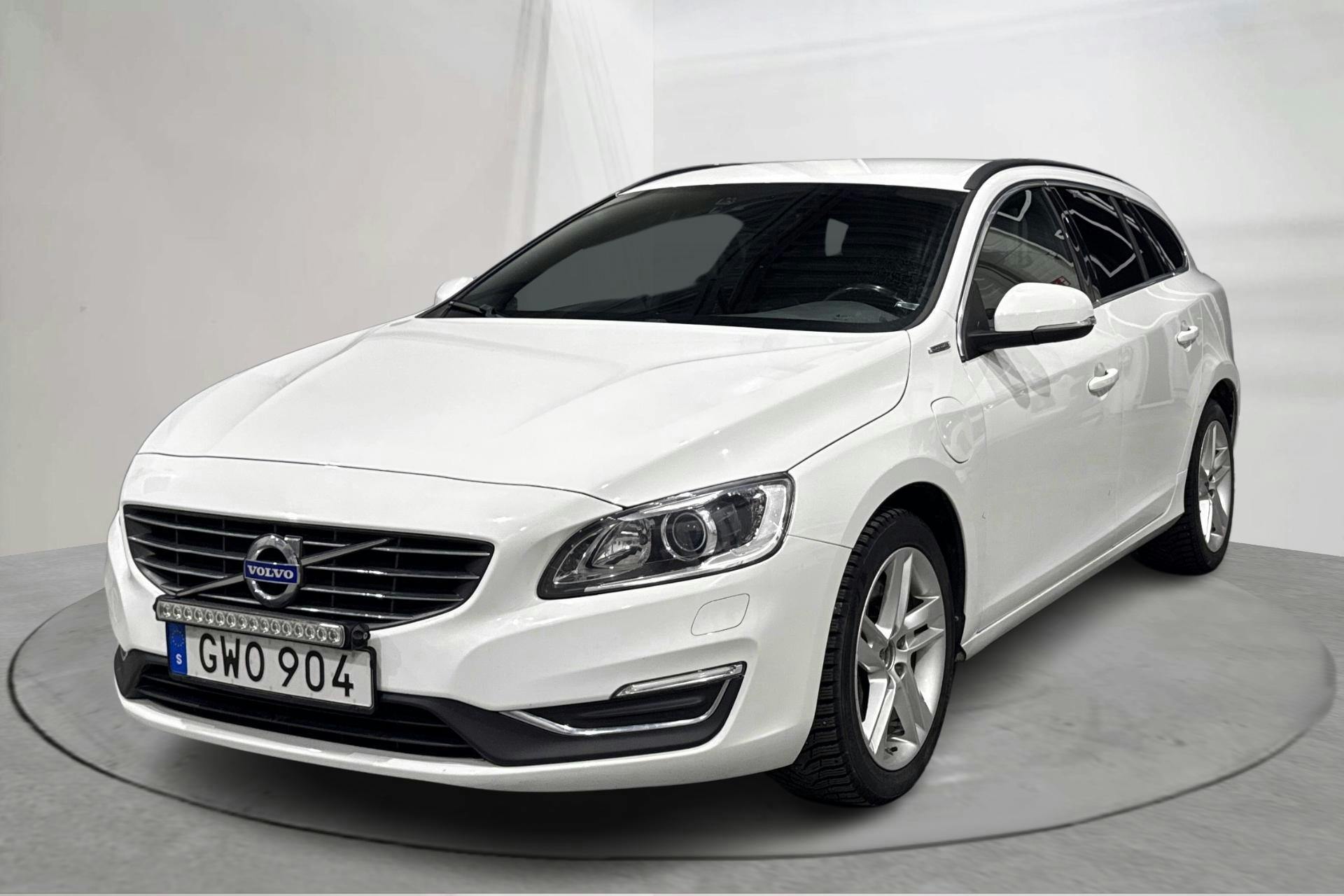 Presentation photo 1 of 15: Volvo V60 D5 AWD Twin Engine (163hk) - 100 450 km - Automatic - white - 2016