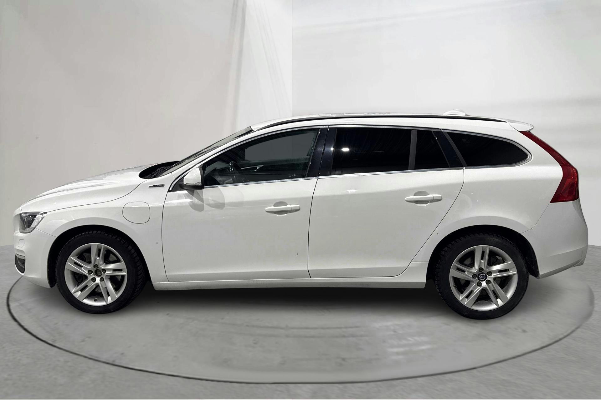 Presentation photo 2 of 15: Volvo V60 D5 AWD Twin Engine (163hk) - 100 450 km - Automatic - white - 2016
