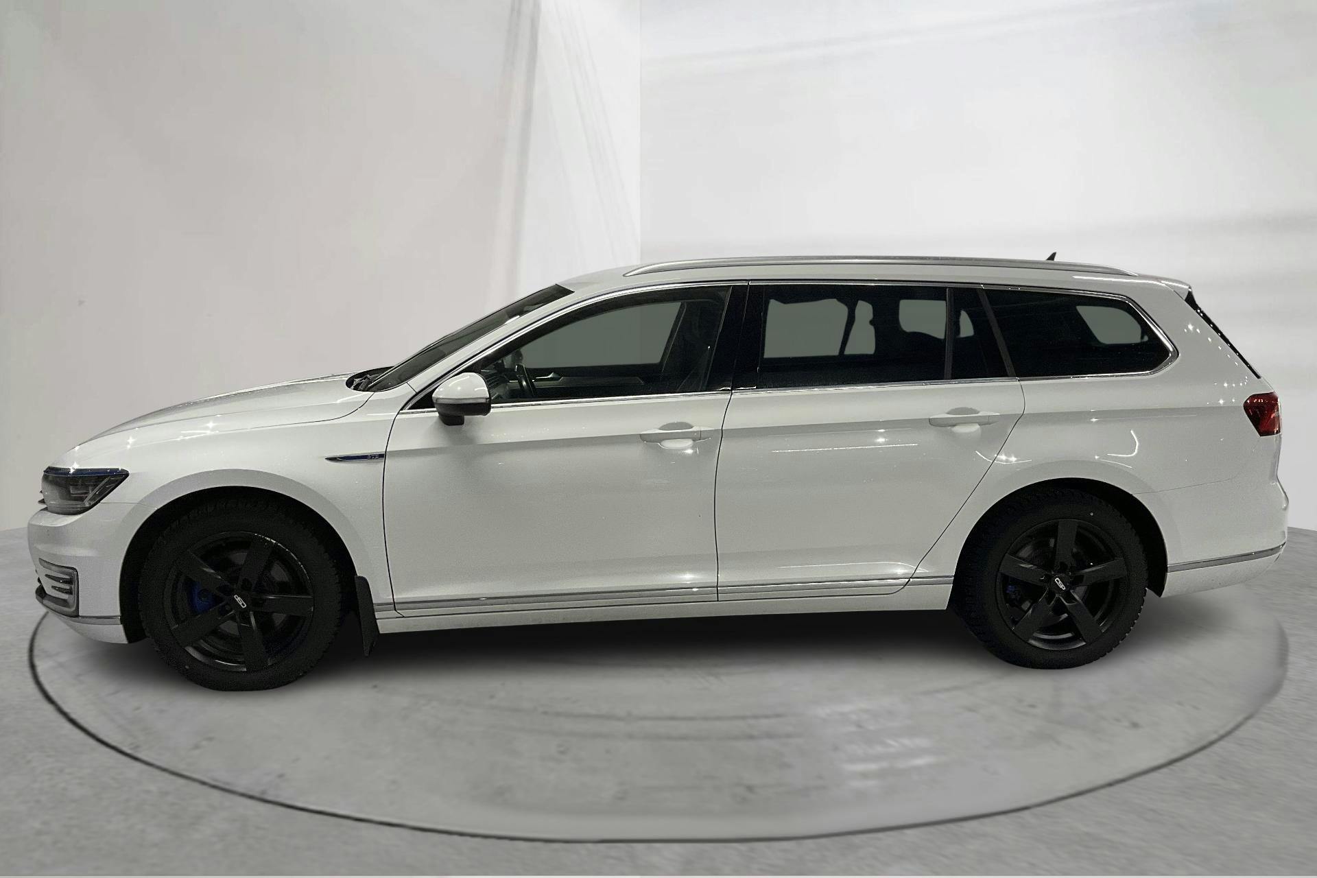 Presentationsfoto 2 av 20: VW Passat 1.4 Plug-in-Hybrid Sportscombi (218hk) - 19 098 mil - Automat - vit - 2019