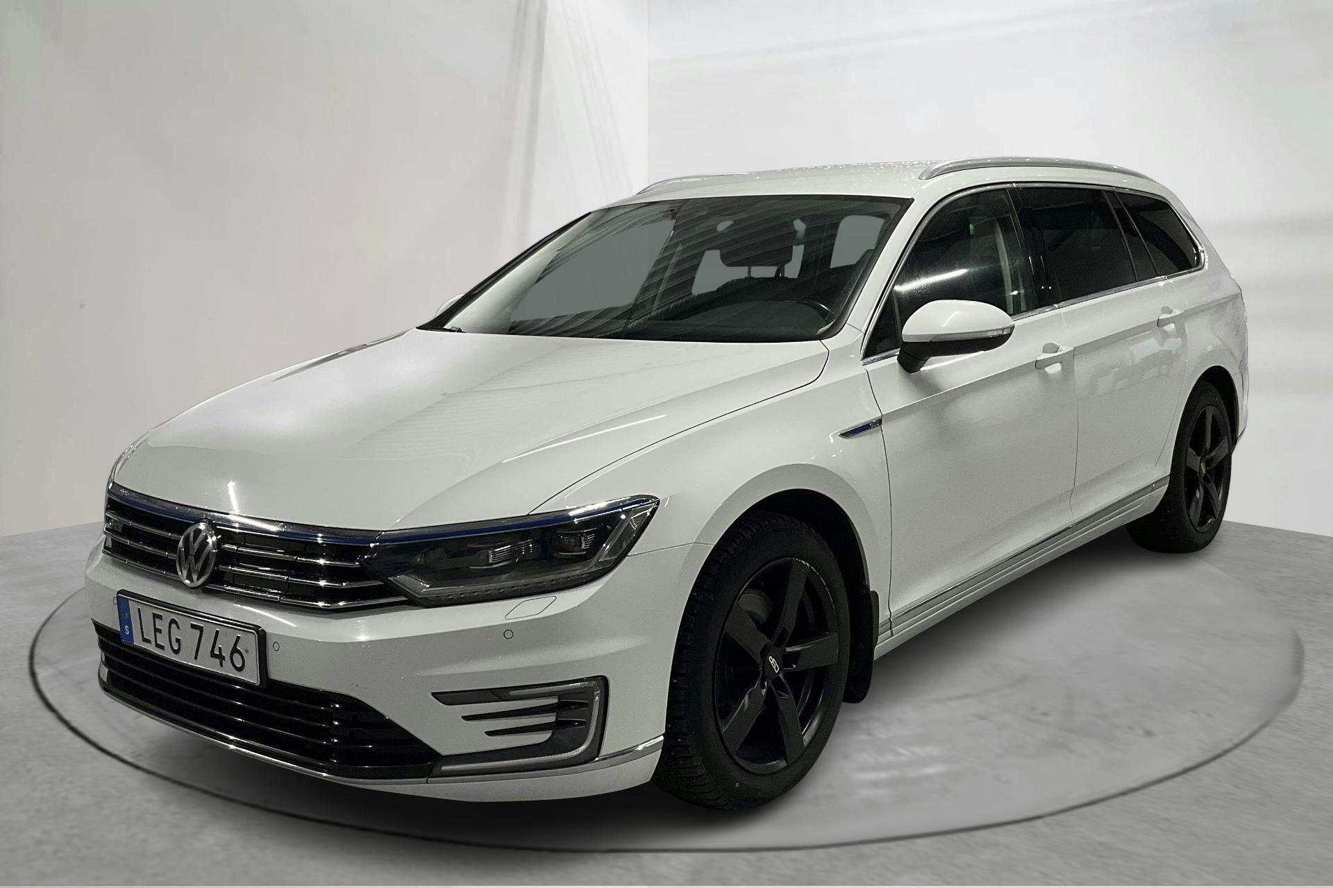 Presentationsfoto 1 av 20: VW Passat 1.4 Plug-in-Hybrid Sportscombi (218hk) - 19 098 mil - Automat - vit - 2019