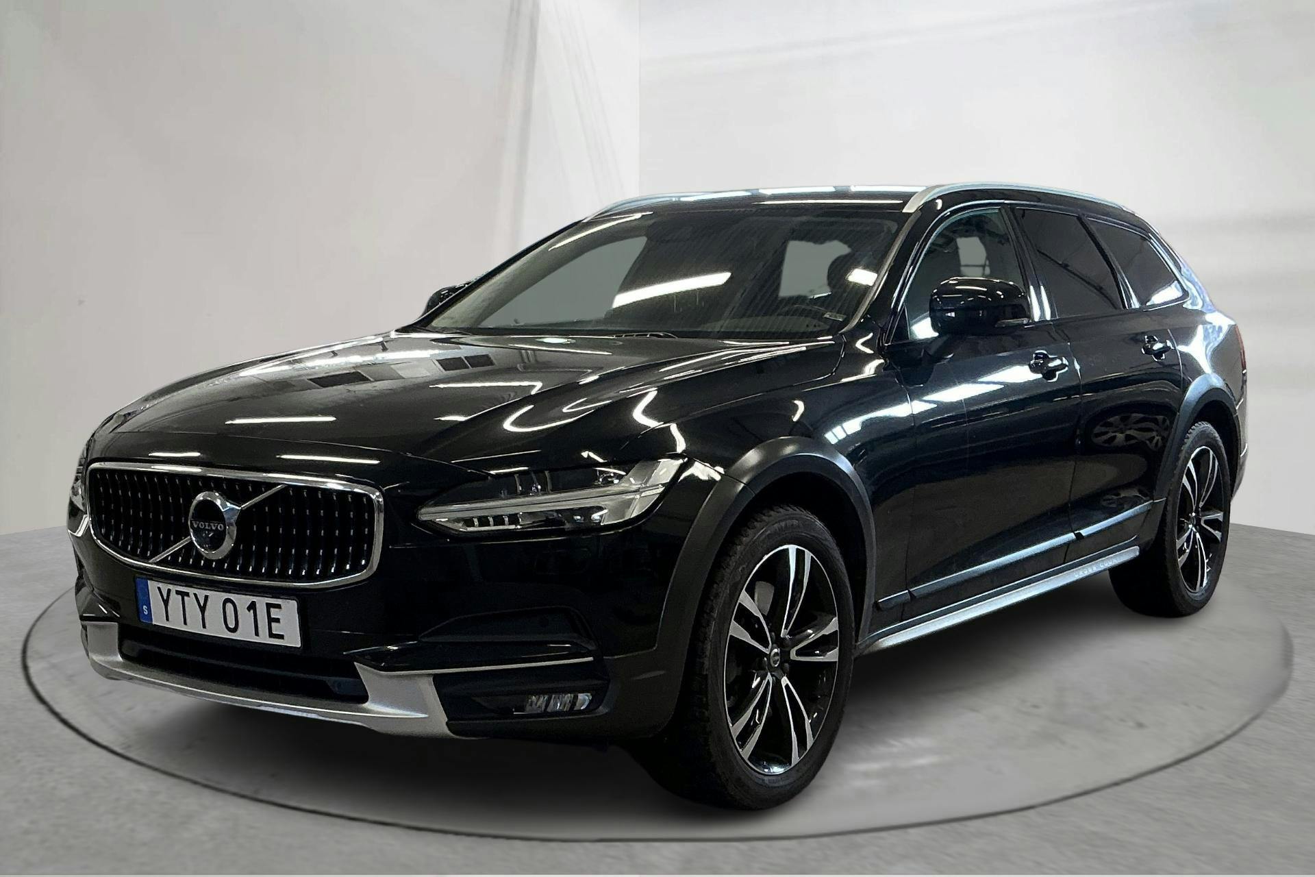 Esitlusfoto 1 aadressil 17: Volvo V90 D4 Cross Country AWD (190hk) - 191 630 km - Automaatne - must - 2020