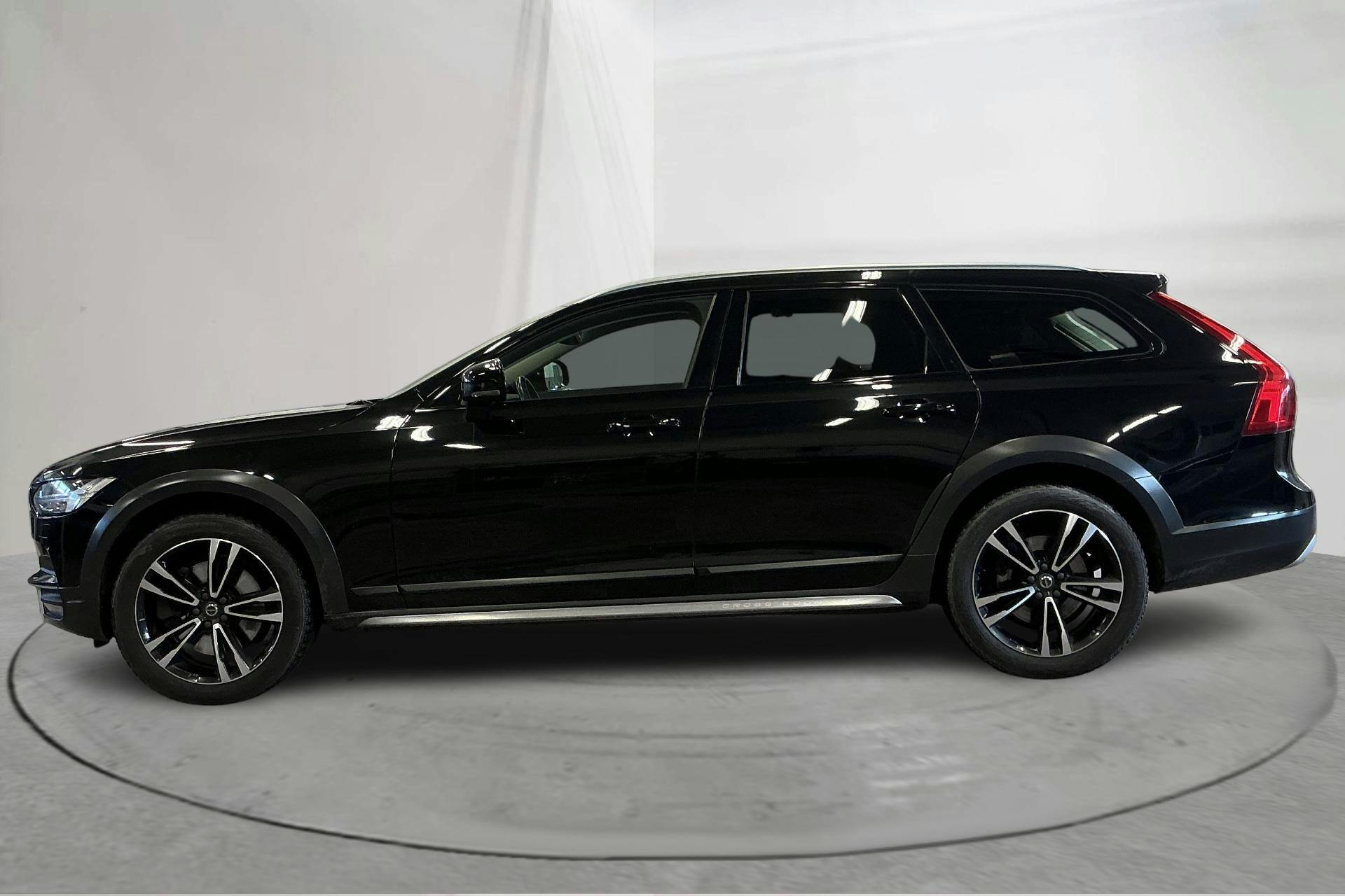 Esitlusfoto 2 aadressil 17: Volvo V90 D4 Cross Country AWD (190hk) - 191 630 km - Automaatne - must - 2020
