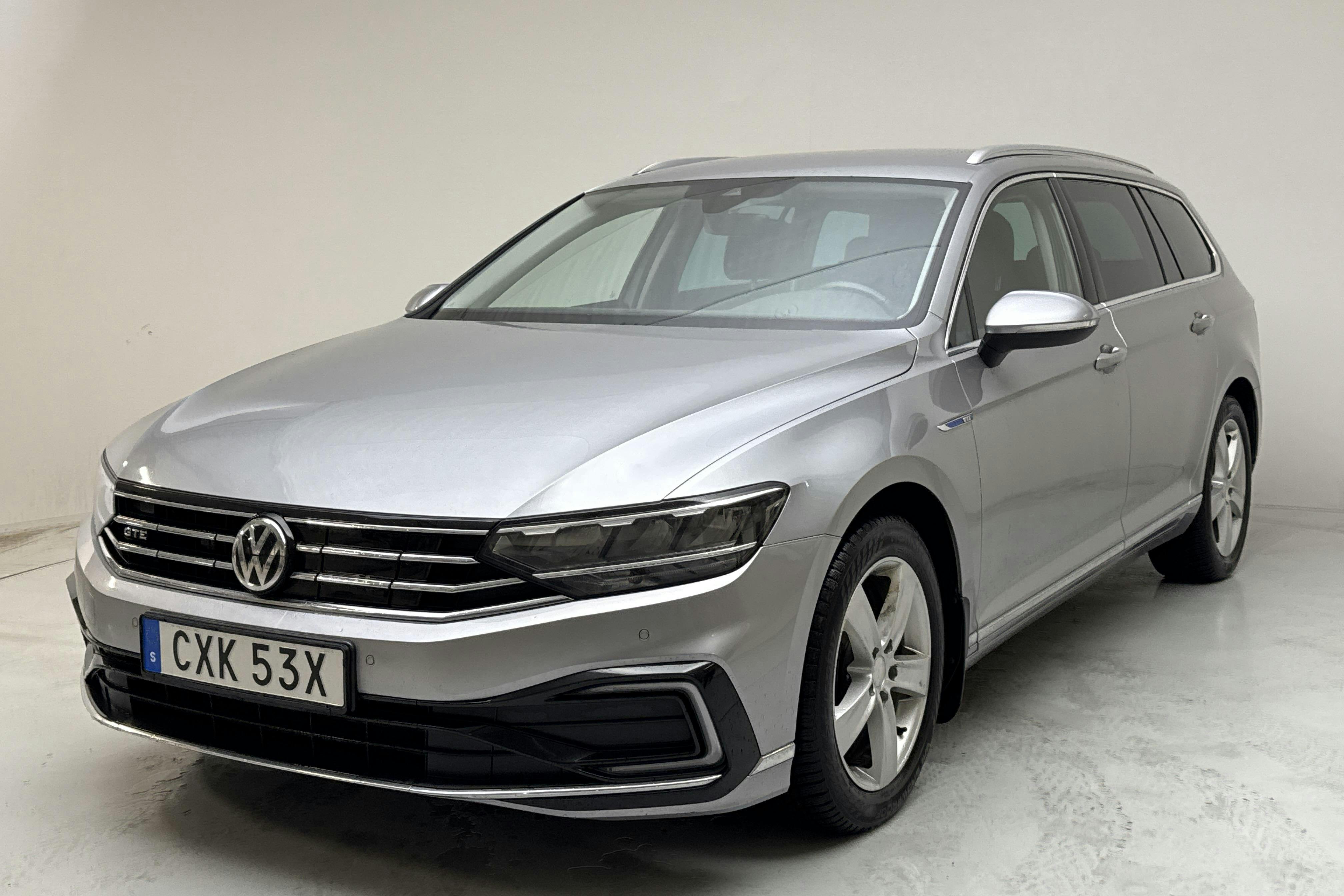 Presentationsfoto 1 av 15: VW Passat 1.4 GTE Sportscombi (218hk) - 18 821 mil - Automat - silver - 2020