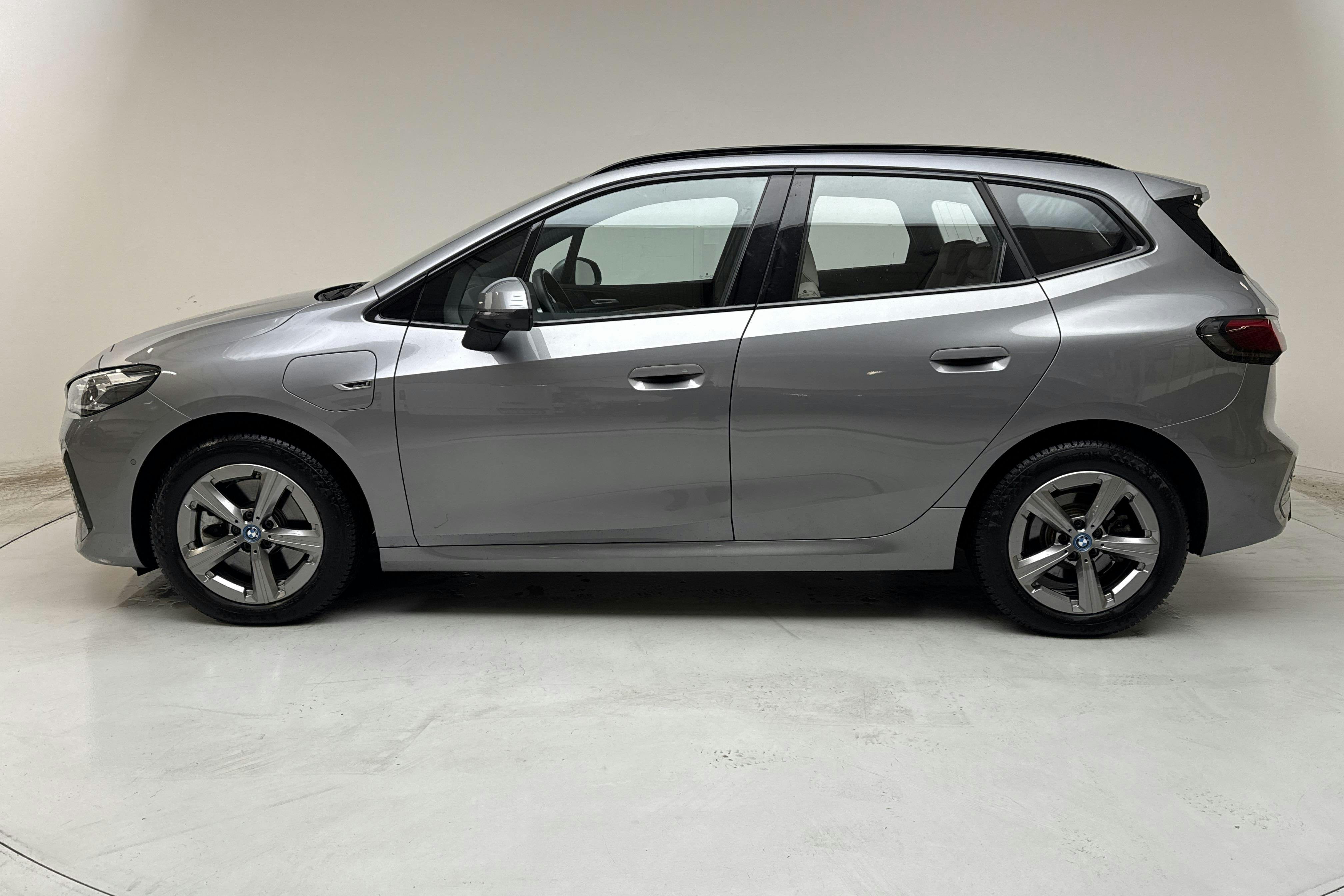 Presentation photo 2 of 19: BMW 230xe Active Tourer 16,3kWh, U06 (326hk) - 27 960 km - Automatic - gray - 2023