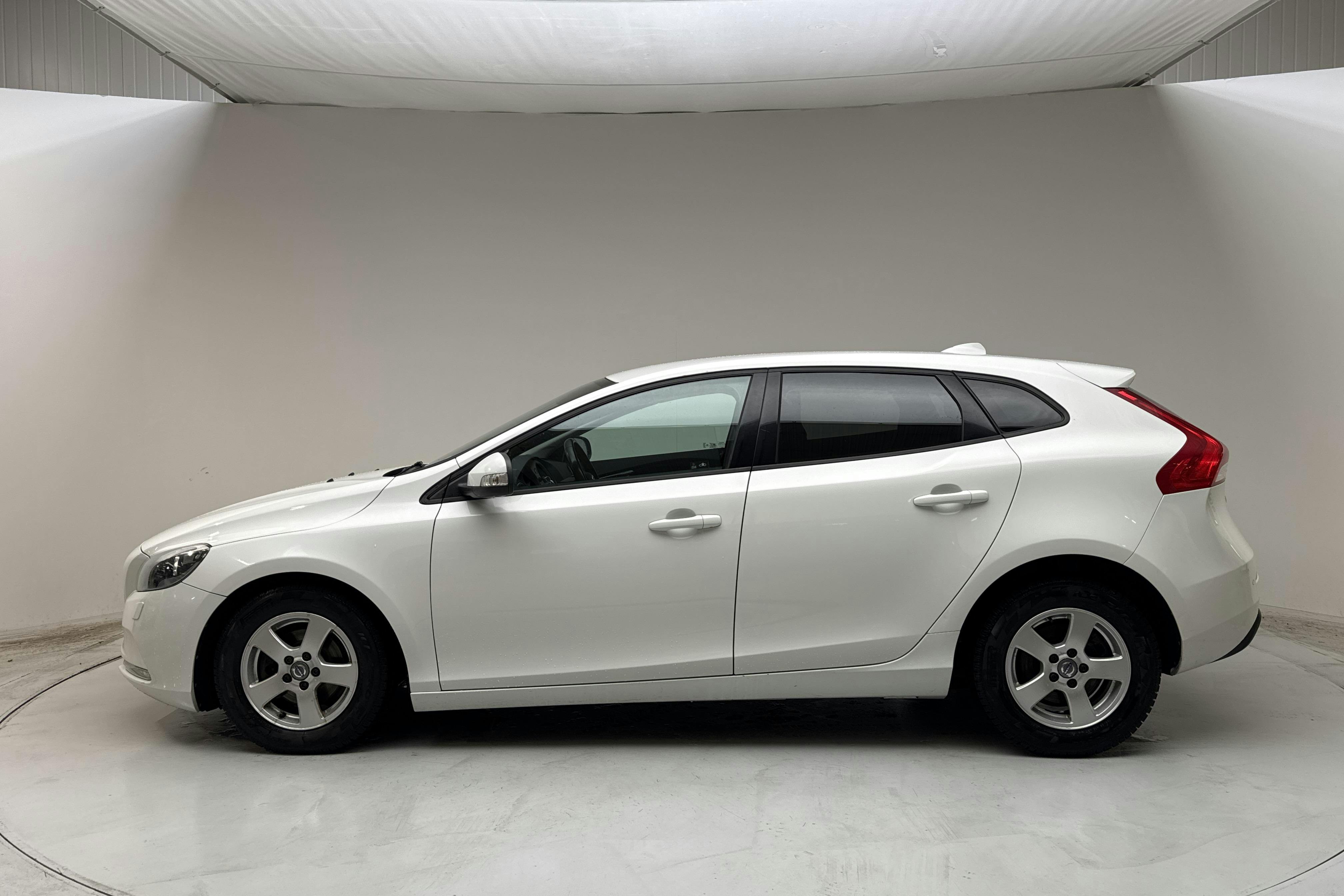 Esitlusfoto 2 aadressil 12: Volvo V40 D2 (115hk) - 108 430 km - Käsitsi - valge - 2015